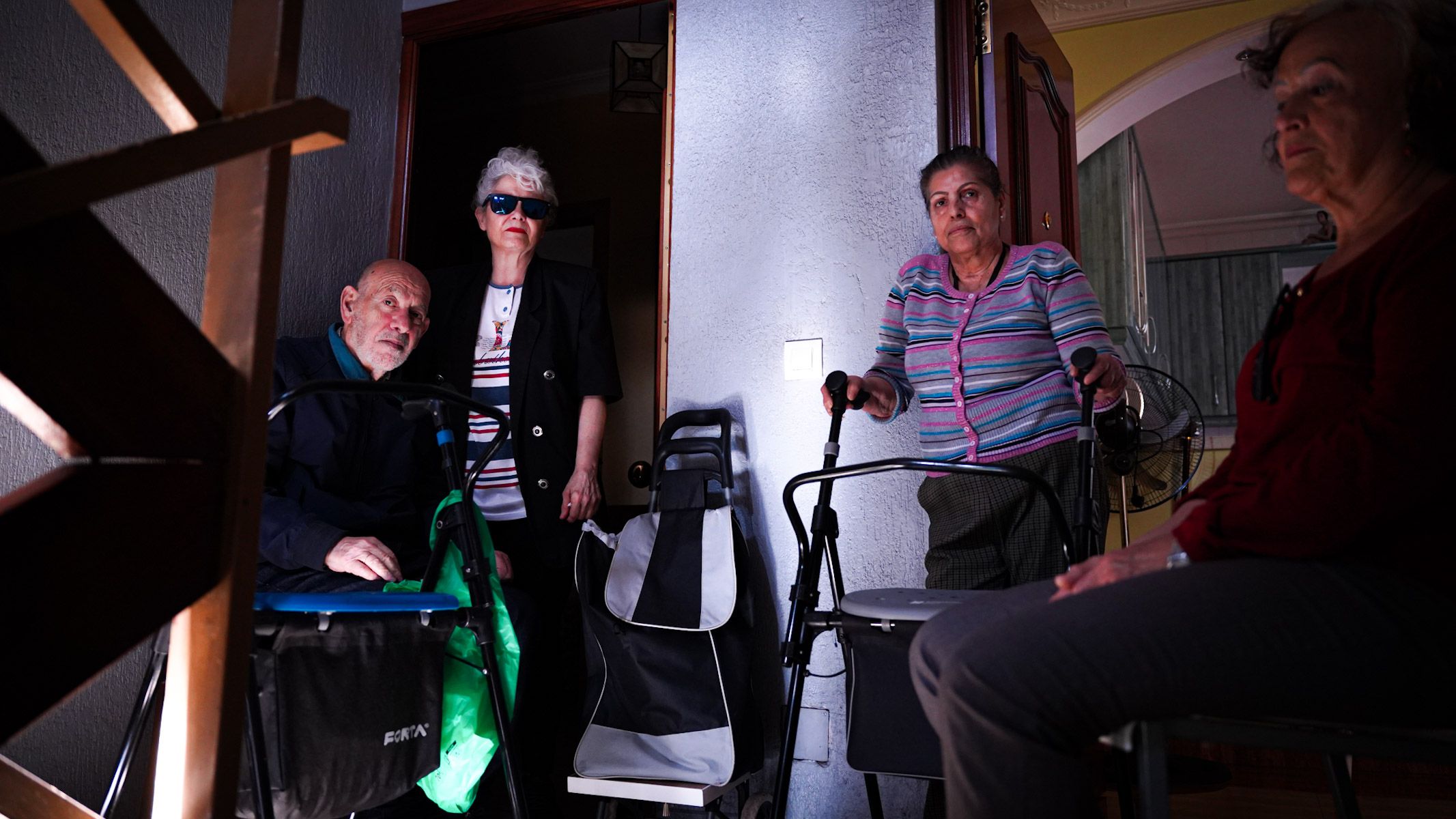 Varios vecinos con problemas de movilidad aguardan al ascensor prometido por el Ayuntamiento de Sevilla y que sigue sin ejecutarse.