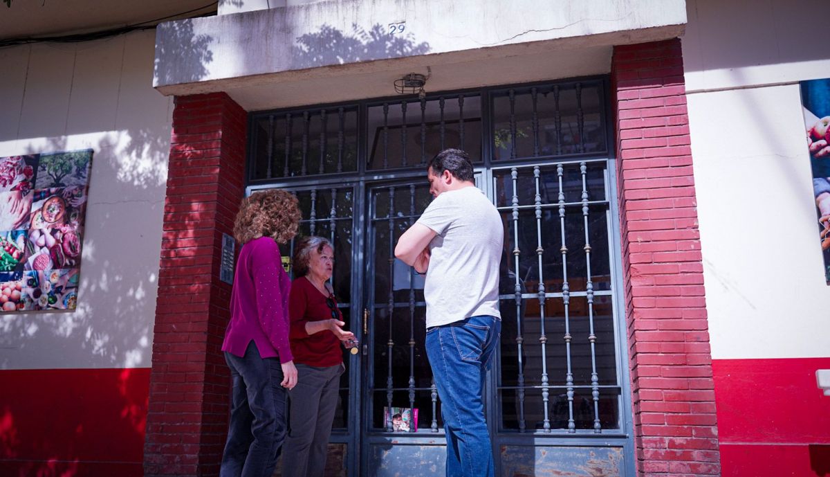 Varios vecinos conversan sobre la inacción municipal a la entrada del número 29 de Doctor Fedriani de Sevilla.