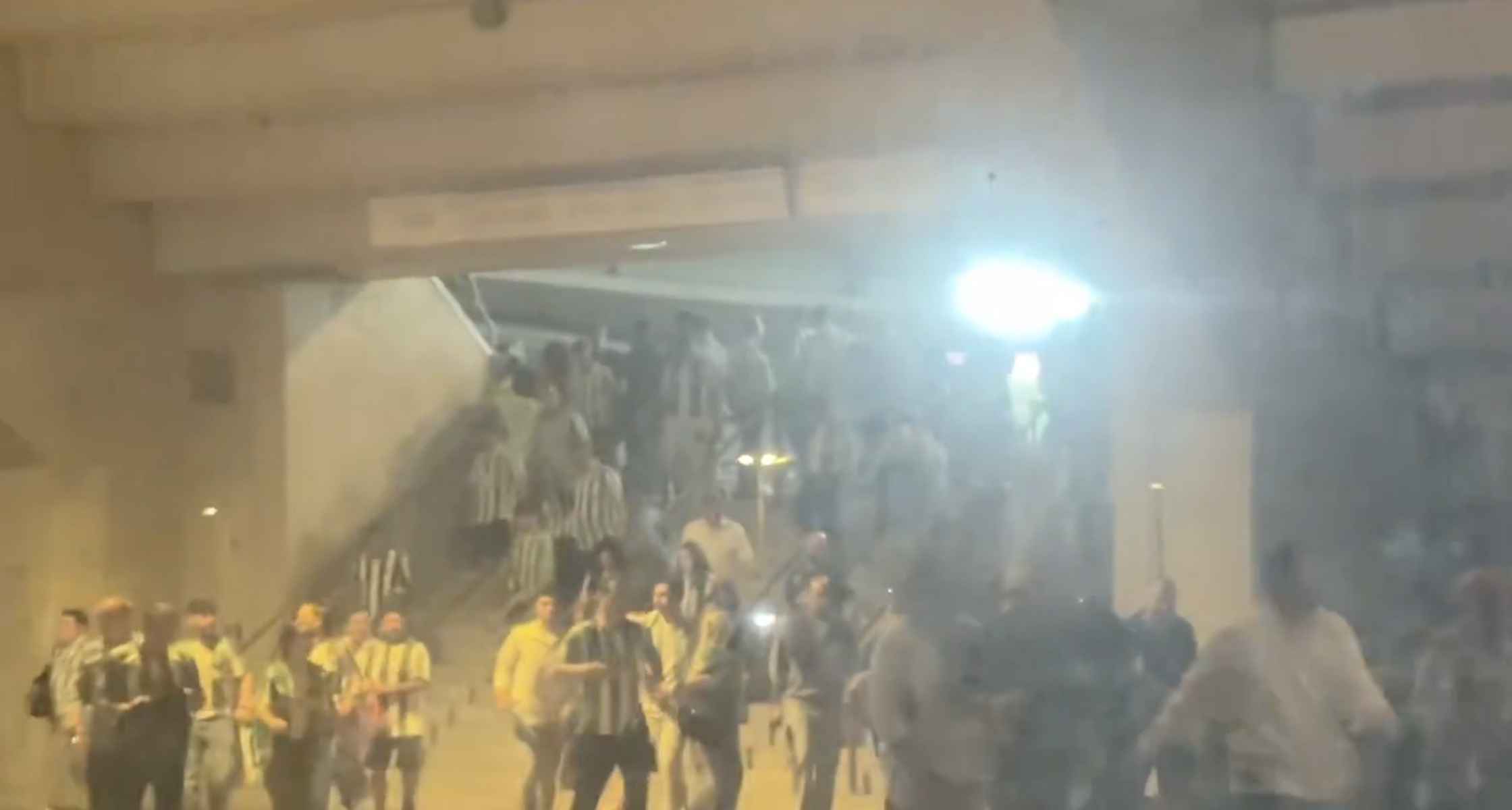 Aficionados del Betis abandonando La Cartuja tras el aviso por megafonía.  FOTO: ZONA MIXTA