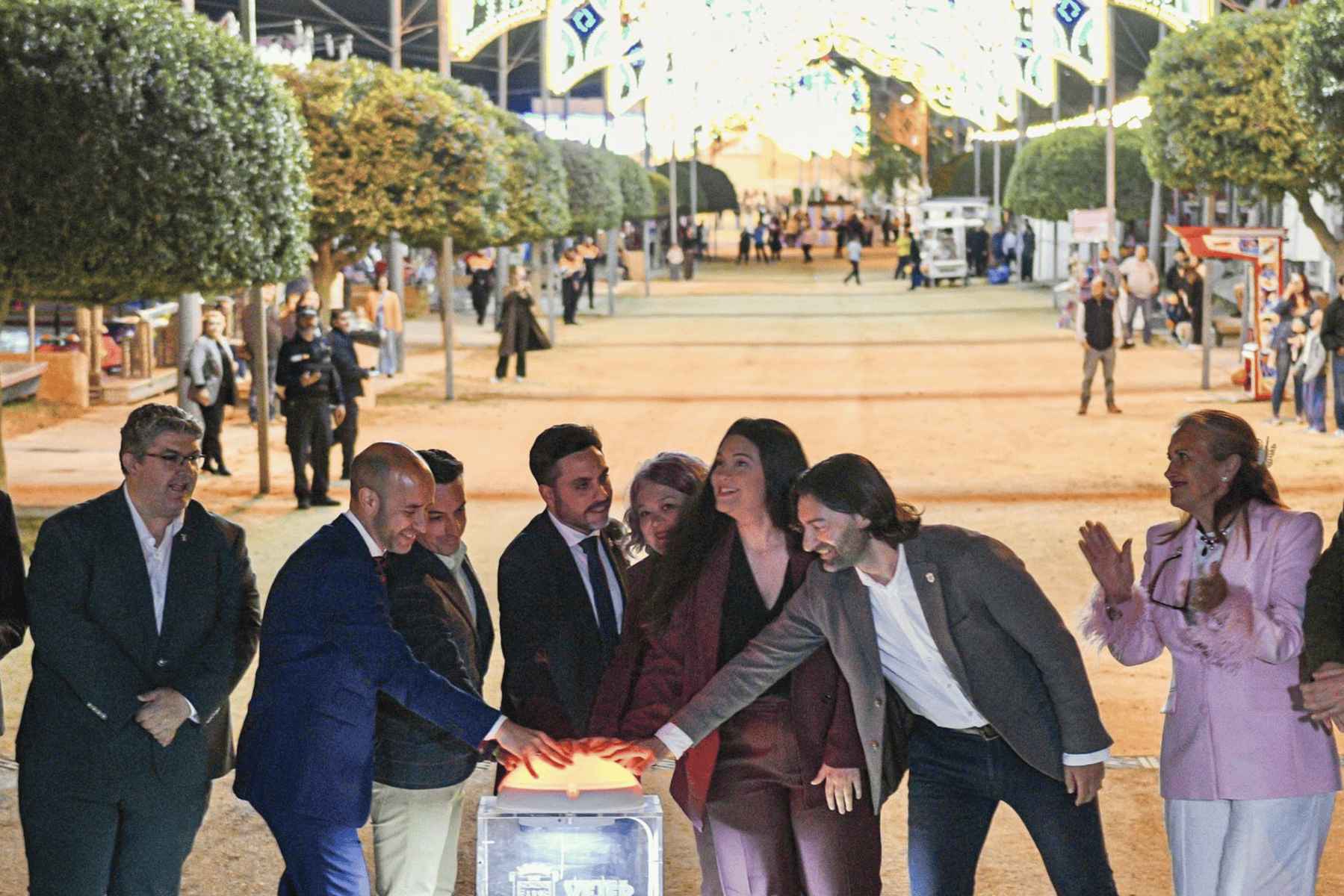 Momento del encendido del alumbrado de la Feria de la Primavera de Vejer.