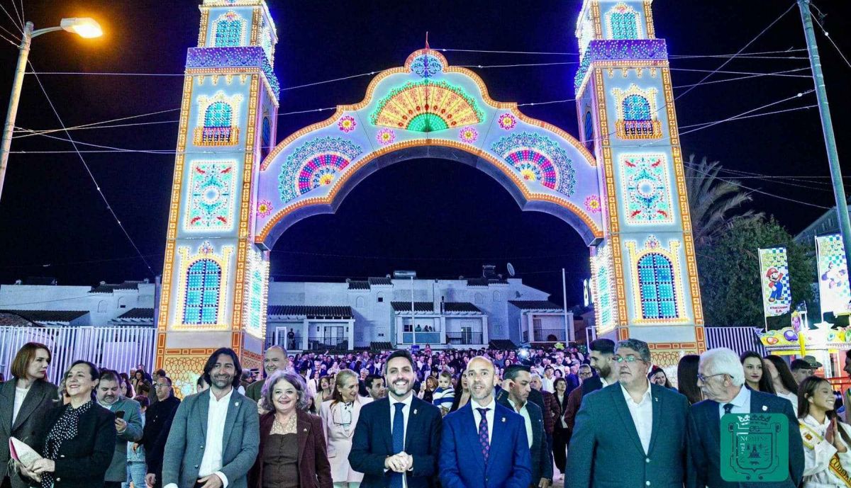 Foto de familia institucional en la portada de la Feria de Primavera de Vejer.
