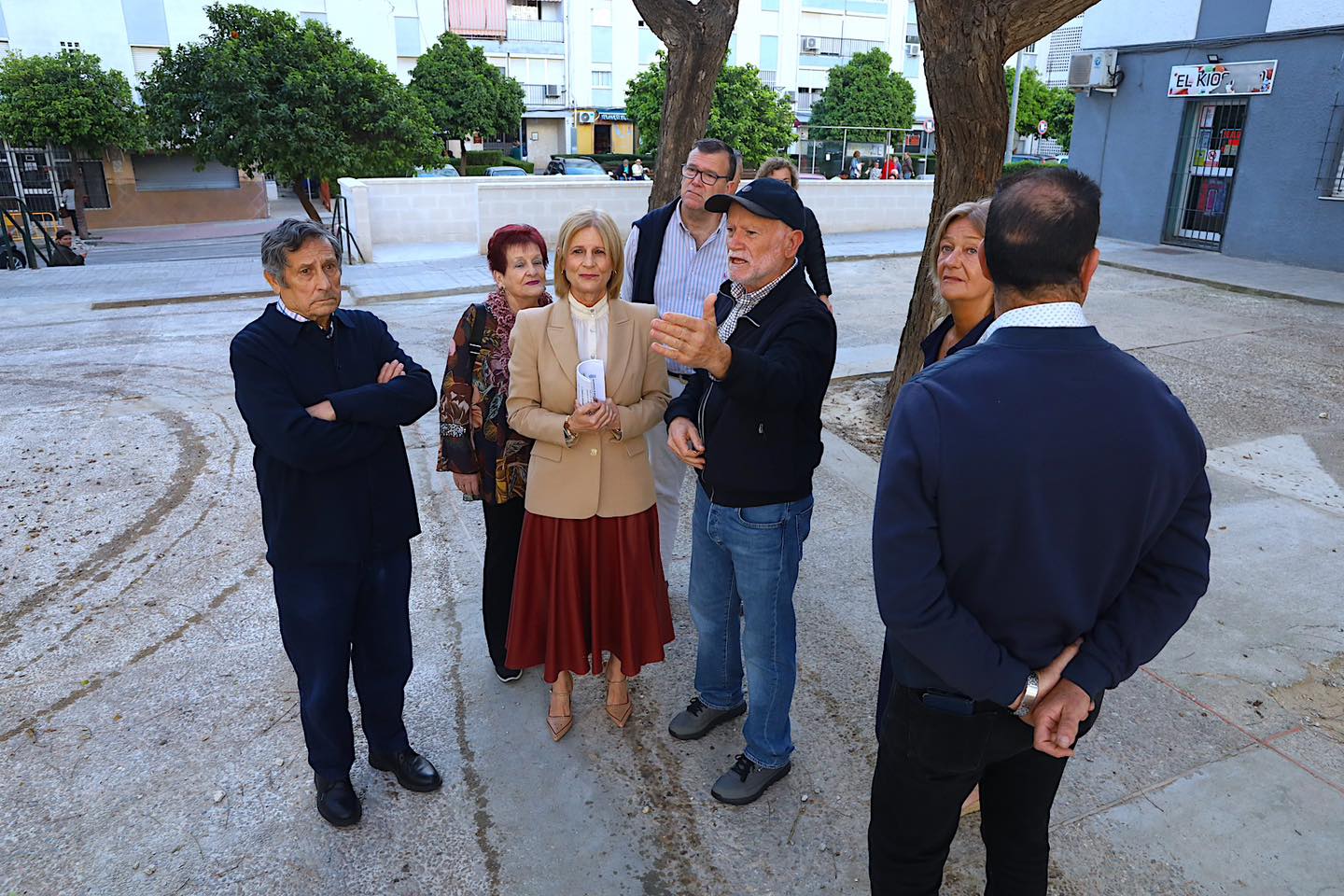 La alcaldesa de Jerez, María José García-Pelayo, visitó este pasado jueves las instalaciones para comprobar el resultado de los trabajos, acompañada por el teniente de alcaldesa de Coordinación de Servicios Públicos, Jaime Espinar, la delegada de Participación Ciudadana, Carmen Pina, y un grupo de representantes y vecinos de la barriad