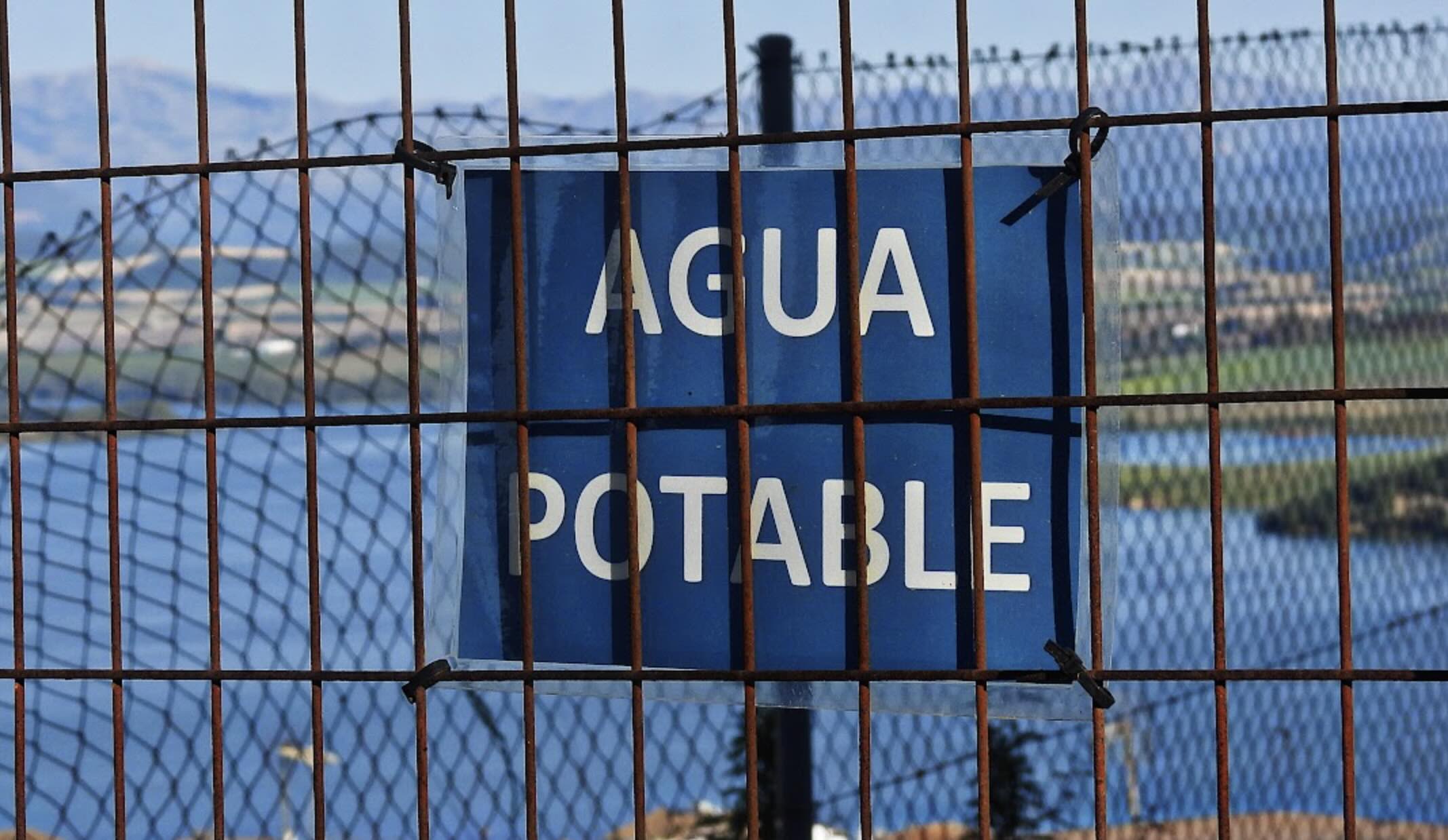 Imagen de archivo de un cartel de agua potable en un municipio de la provincia de Cádiz.