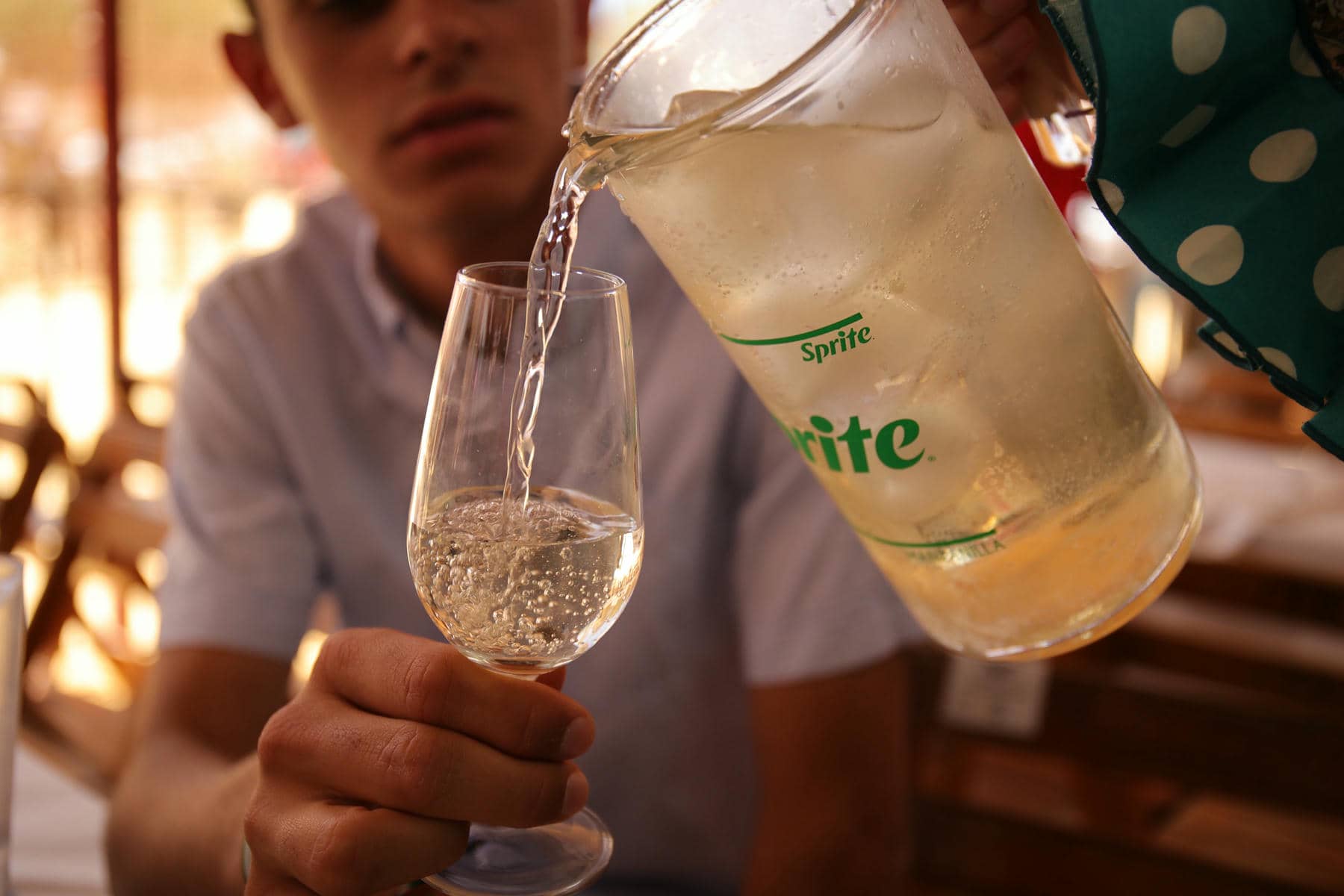 Una jarra de rebujito, un clásico de la Feria