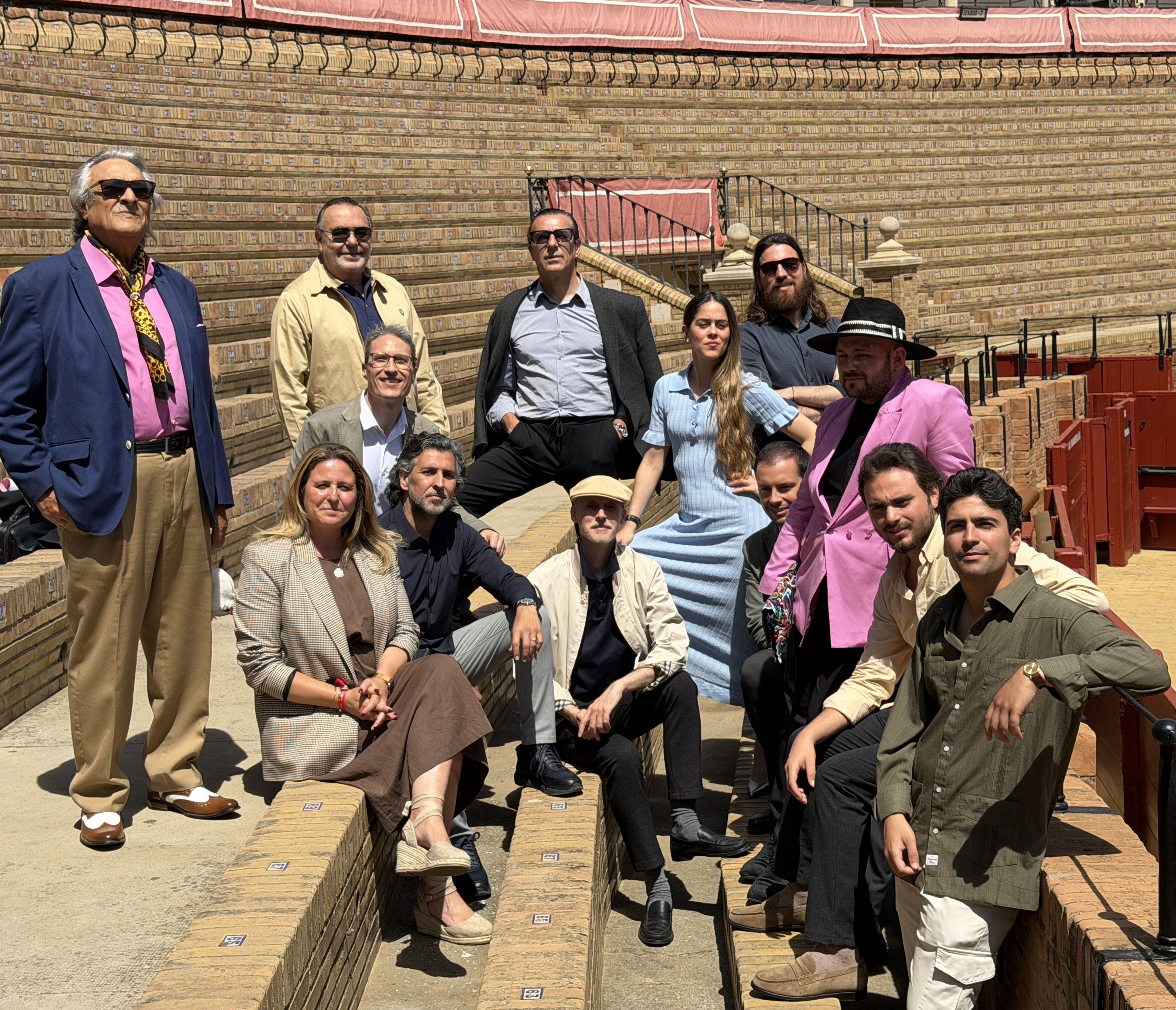 Foto de familia tras la presentación del espectáculo inaugural de la Bienal de Flamenco de Sevilla en la plaza de toros de la Maestranza. 
