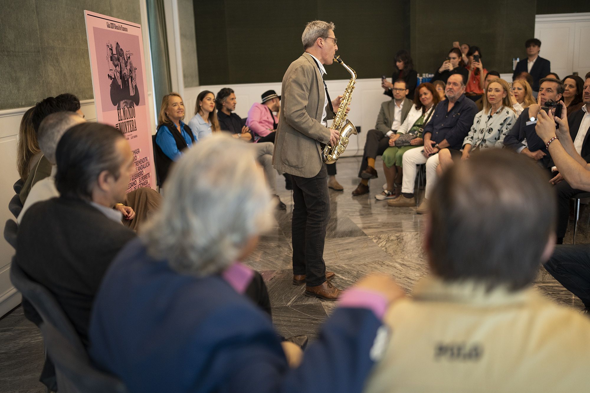 Ilustración musical durante la presentación del espectáculo 'El mundo por montera' de la Bienal de Flamenco de Sevilla.