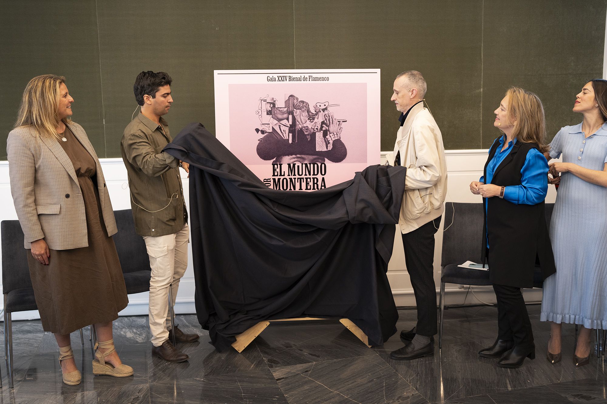 Momento en el que se descubre el cartel que anuncia el espectáculo 'El mundo por montera' de la Bienal de Flamenco de Sevilla.