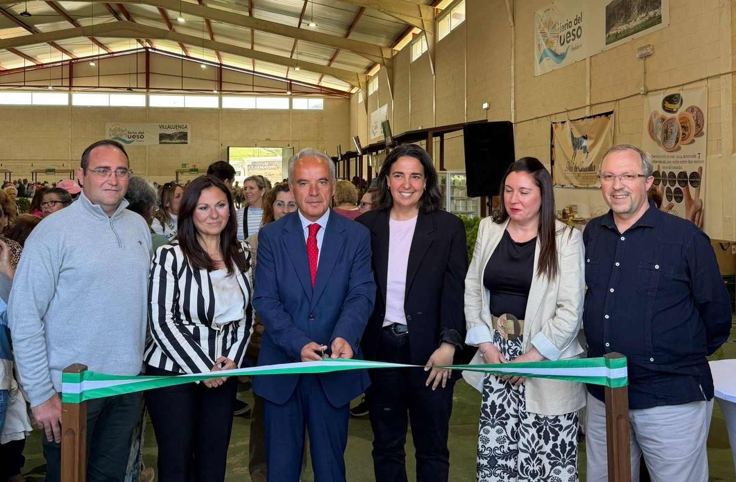 El alcalde de Villaluenga y otras autoridades y organizadores abre este viernes una nueva edición de la Feria del Queso.