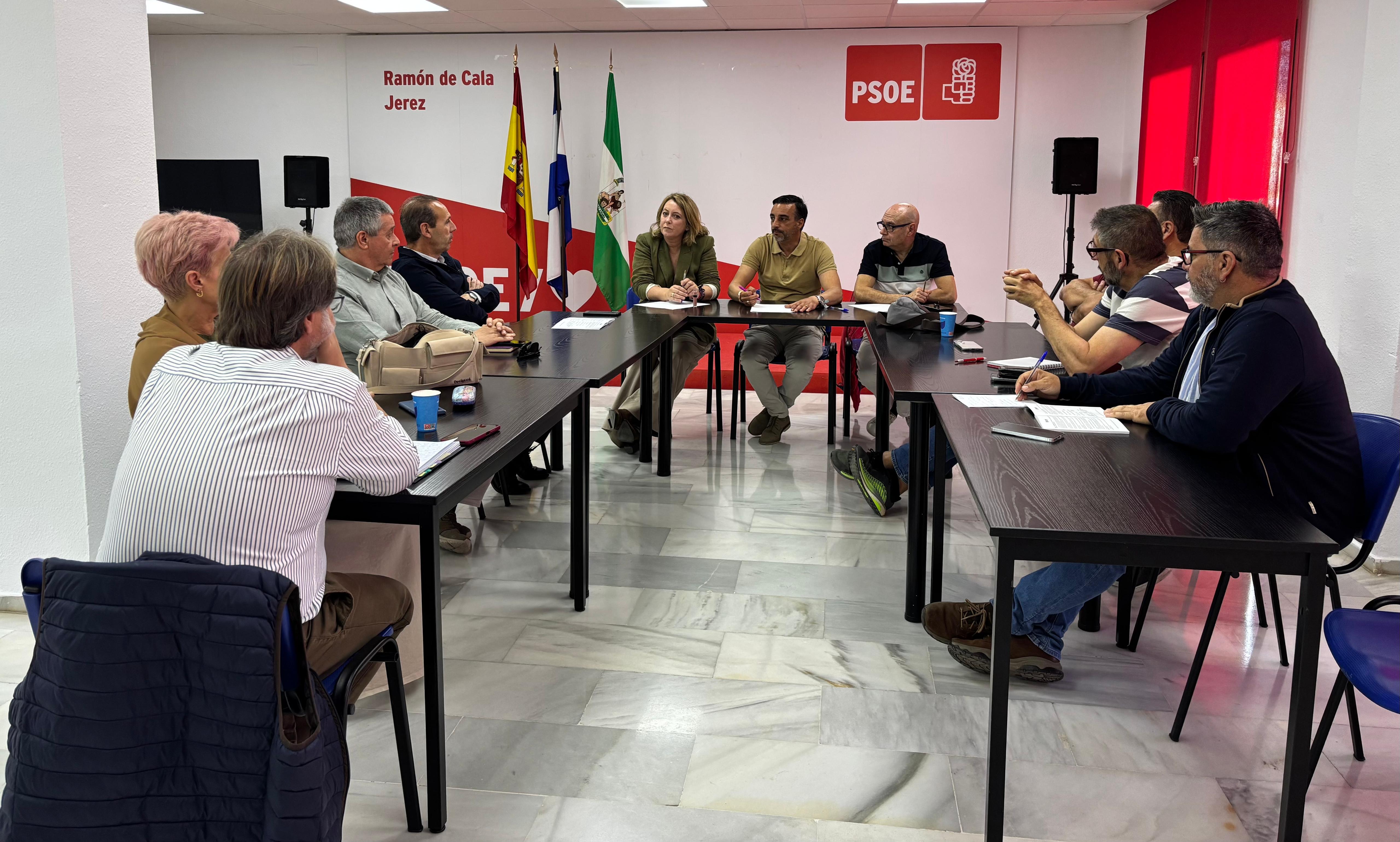 Los socialistas jerezanos, tras reunirse con ATMJ, CCOO y UGT, denuncian impagos de pluses, nombramientos "a dedo" y un trato desigual dentro de la plantilla municipal.