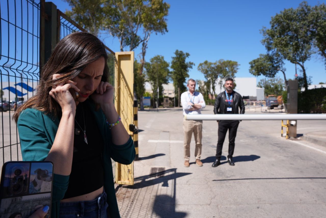 La diputada de Podemos, Ione Belarra, llamando al Congreso para intentar entrar en los astilleros de Navantia San Fernando.