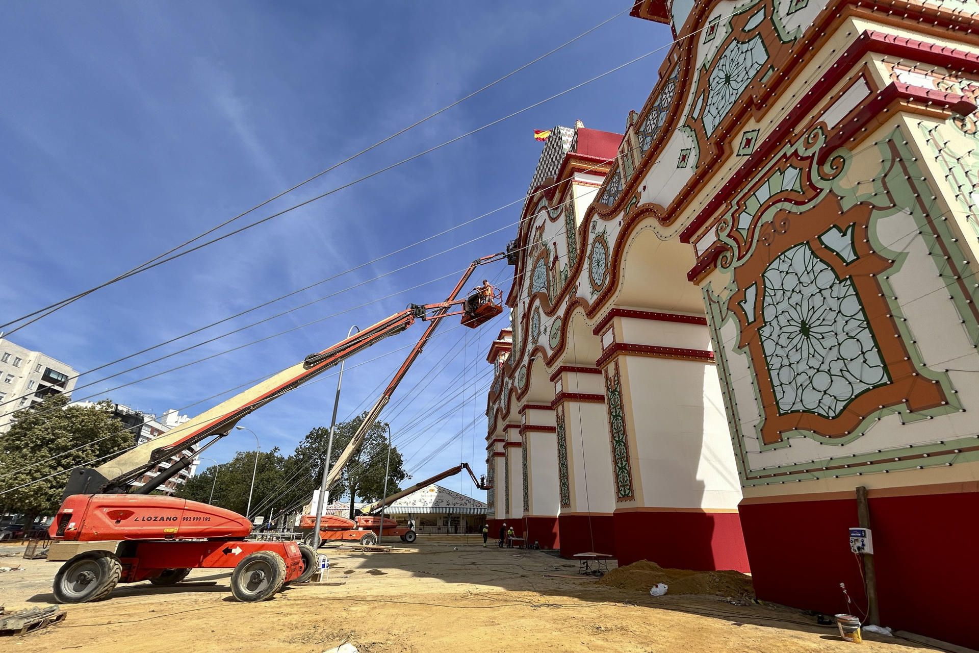 Portada de la Feria de Sevilla, casi a punto para el lunes de 'pescaíto'.