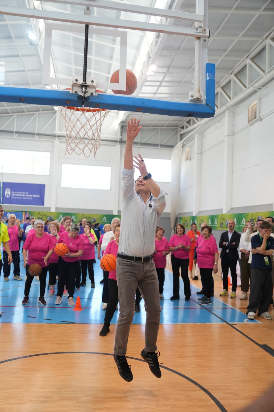 Un lanzamiento a canasta de Juanma Moreno, en El Puerto, este viernes.