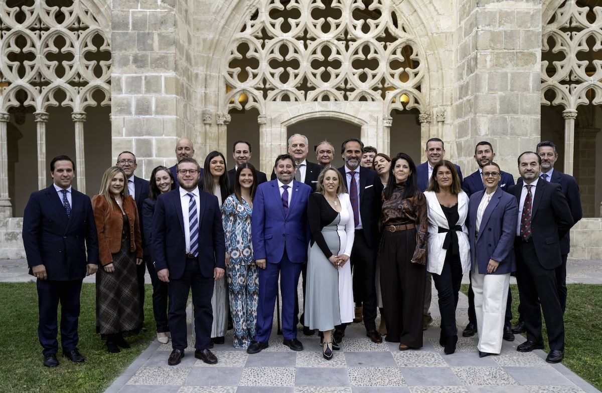 María Zarzuela rodeada de los hombres y mujeres que conforman su candidatura.