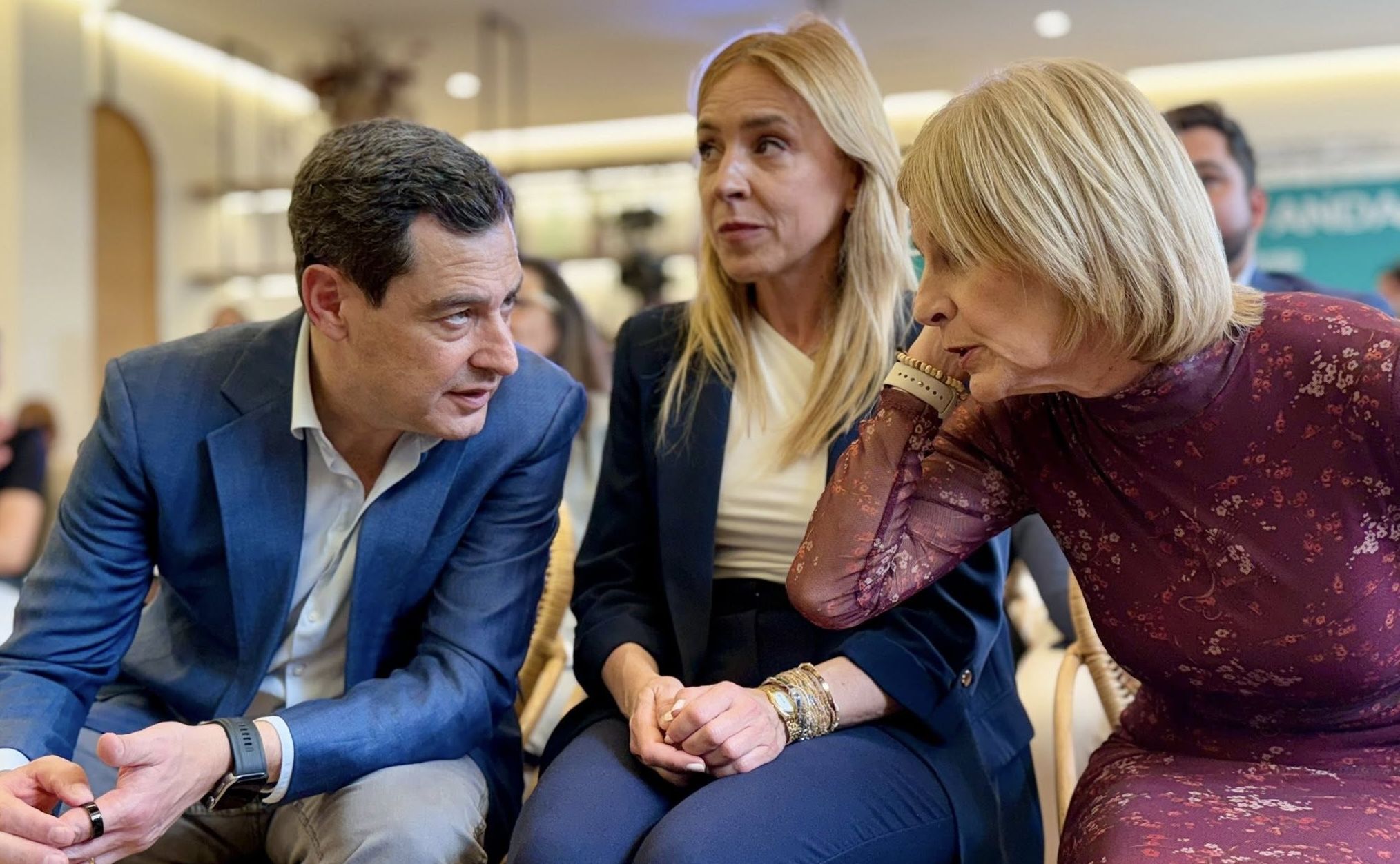Juanma Moreno conversa con María José García-Pelayo, en la tarde de este viernes en Sanlúcar, en presencia de Almudena Martínez del Junco.