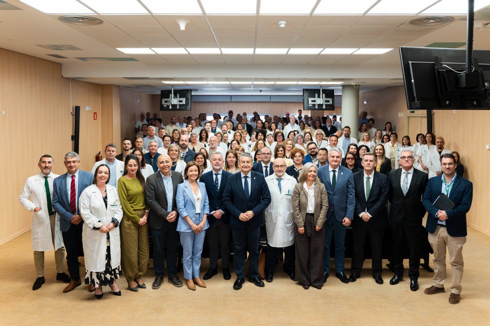 El consejero de Salud, Antonio Sanz, en el centro de la imagen, en en el acto en Huércal-Overa por el que ha sido sancionado por la Junta Electoral.