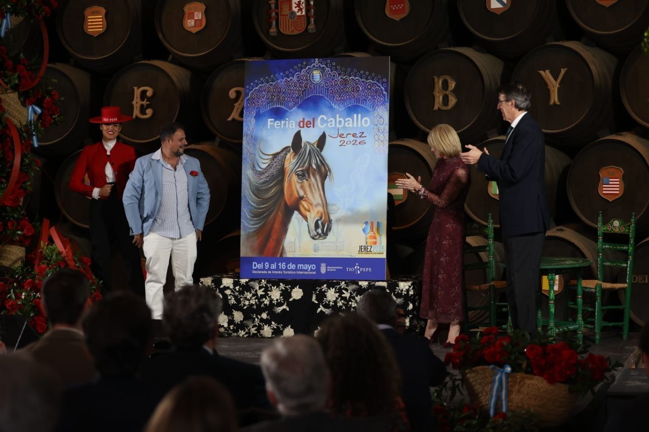 El autor del cartel, Julio Rodríguez, con la alcaldesa María José García-Pelayo y Mauricio González Gordon, de González Byass.