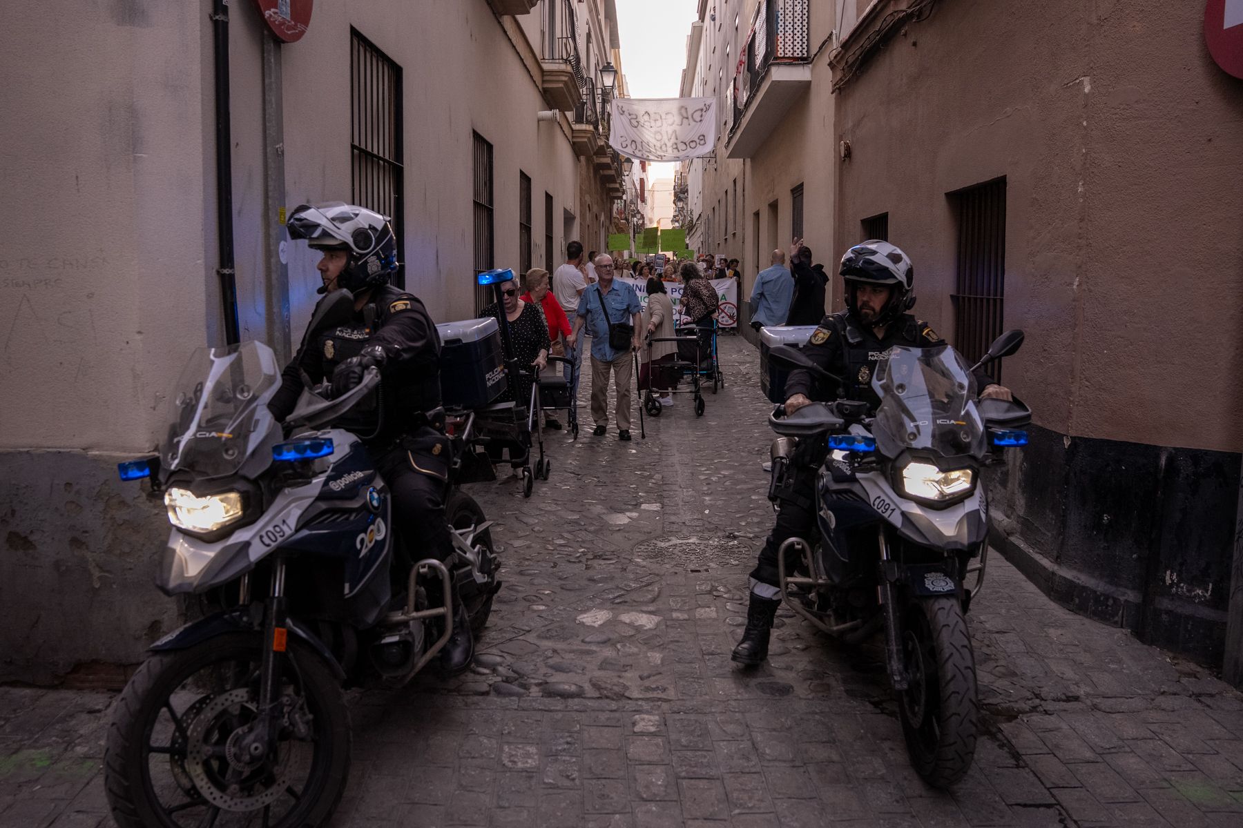 Agentes de la Policía Nacional recorriendo las calles del centro histórico de Cádiz.