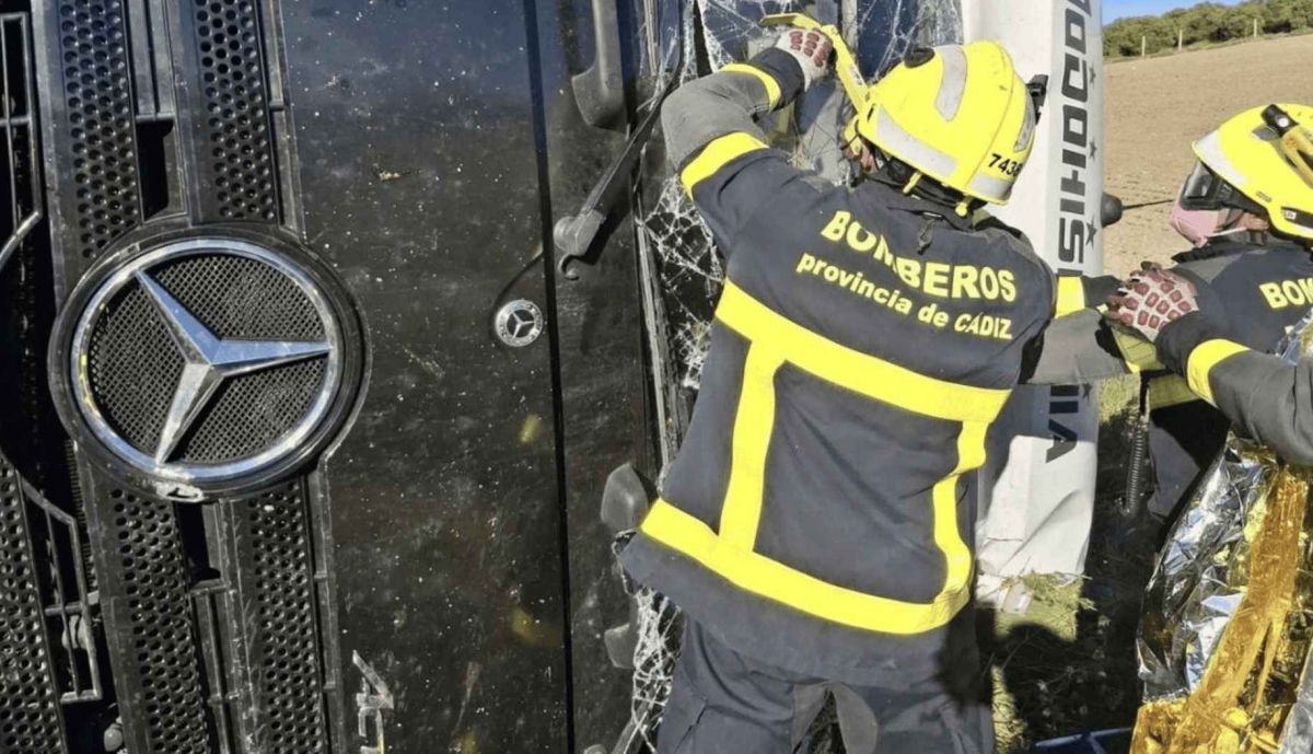 Los Bomberos, trastando de acceder al camión.   FOTO: CONSORCIO DE BOMBEROS DE LA PROVINCIA DE CÁDIZ