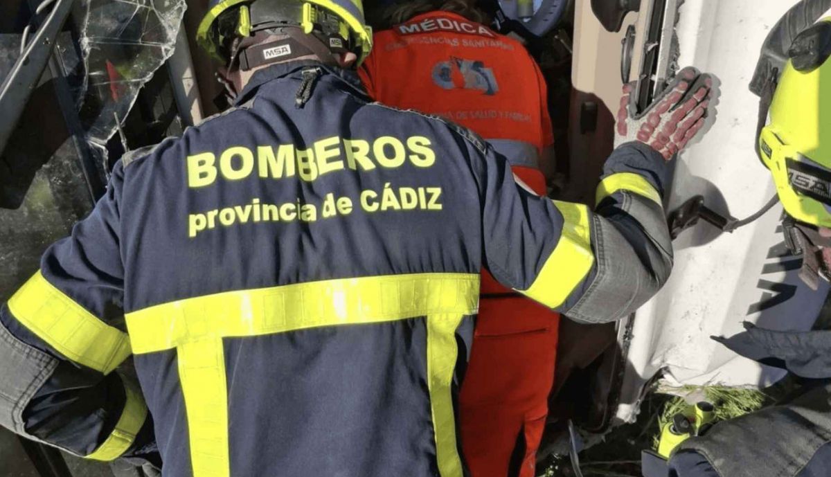 Bomberos, accediendo a la cabina del camión.   FOTO: CONSORCIO DE BOMBEROS DE LA PROVINCIA DE CÁDIZ
