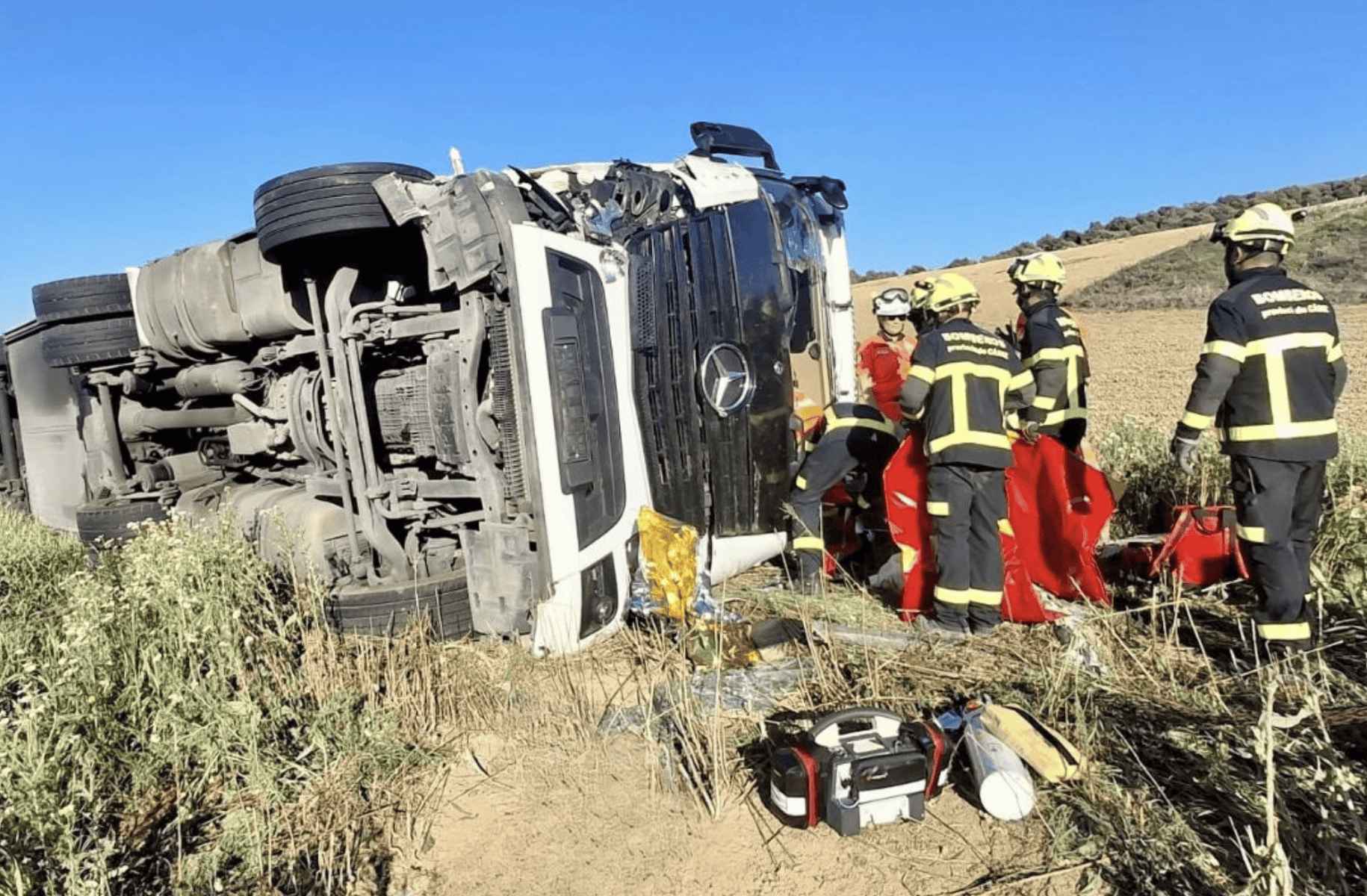 El camión, volcado tras el impacto.   FOTO: CONSORCIO DE BOMBEROS DE LA PROVINCIA DE CÁDIZ