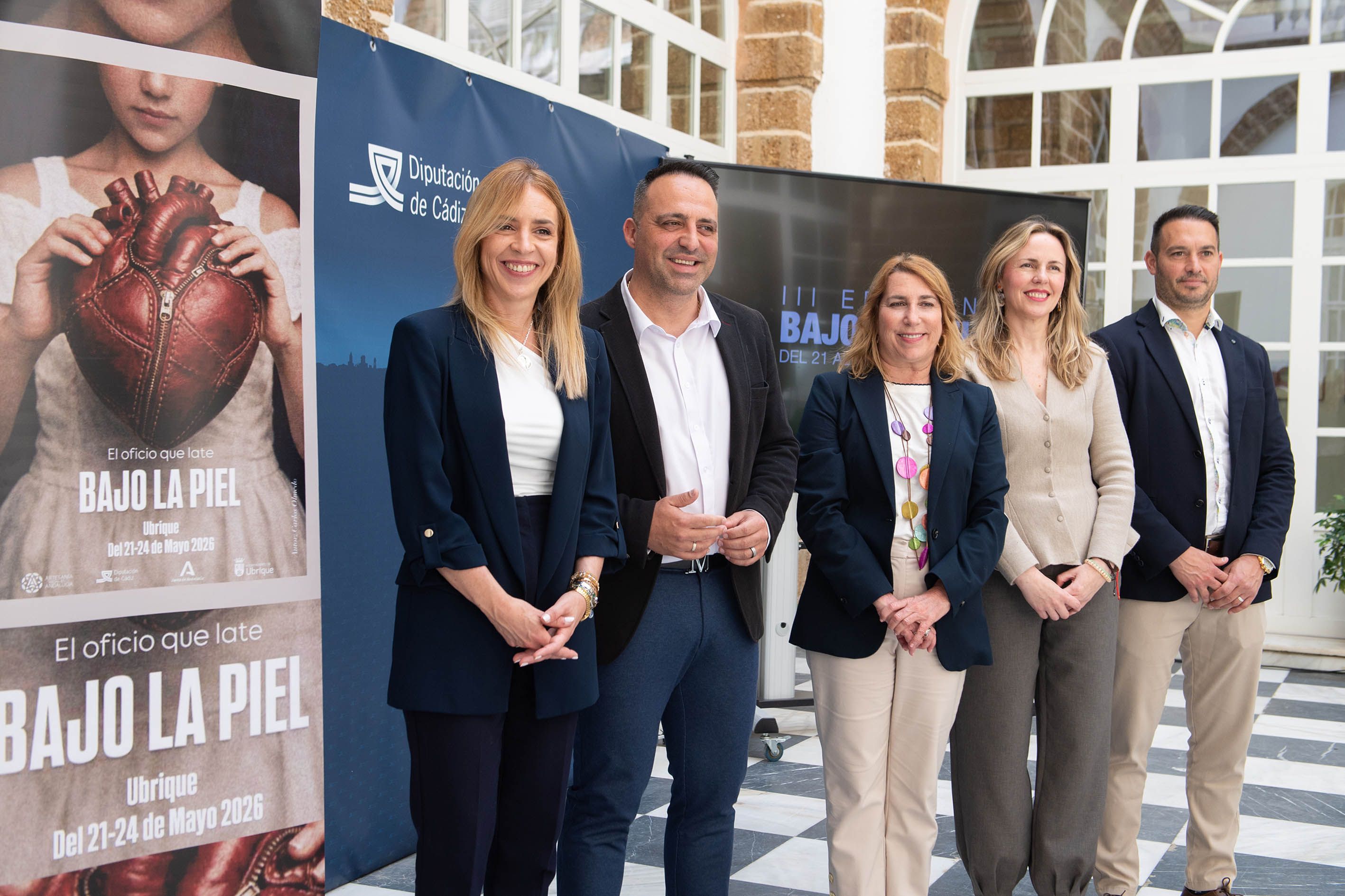 Autoridades en la presentación de Bajo la Piel.