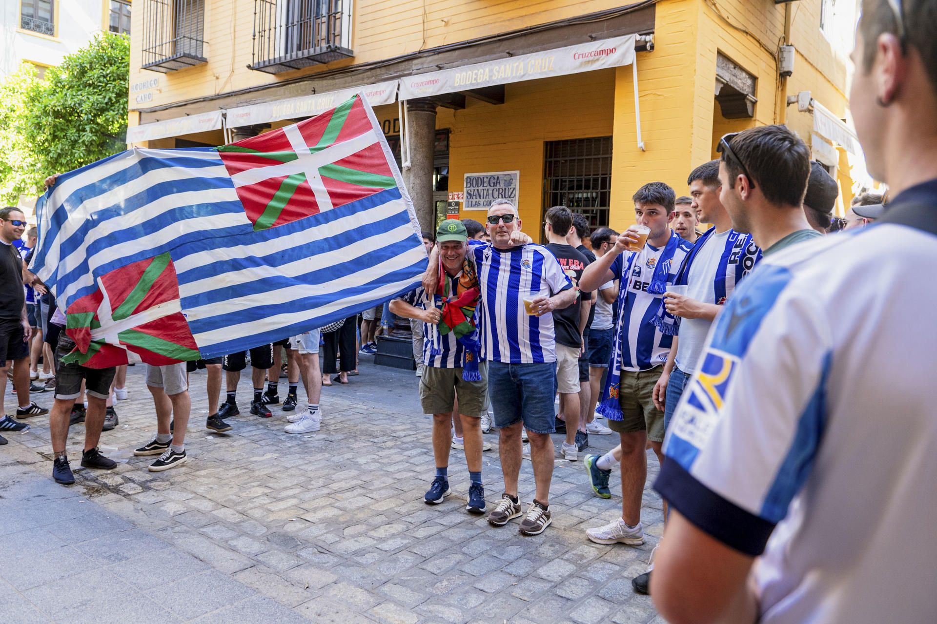 Aficionados de la Real en Mateos Gago.