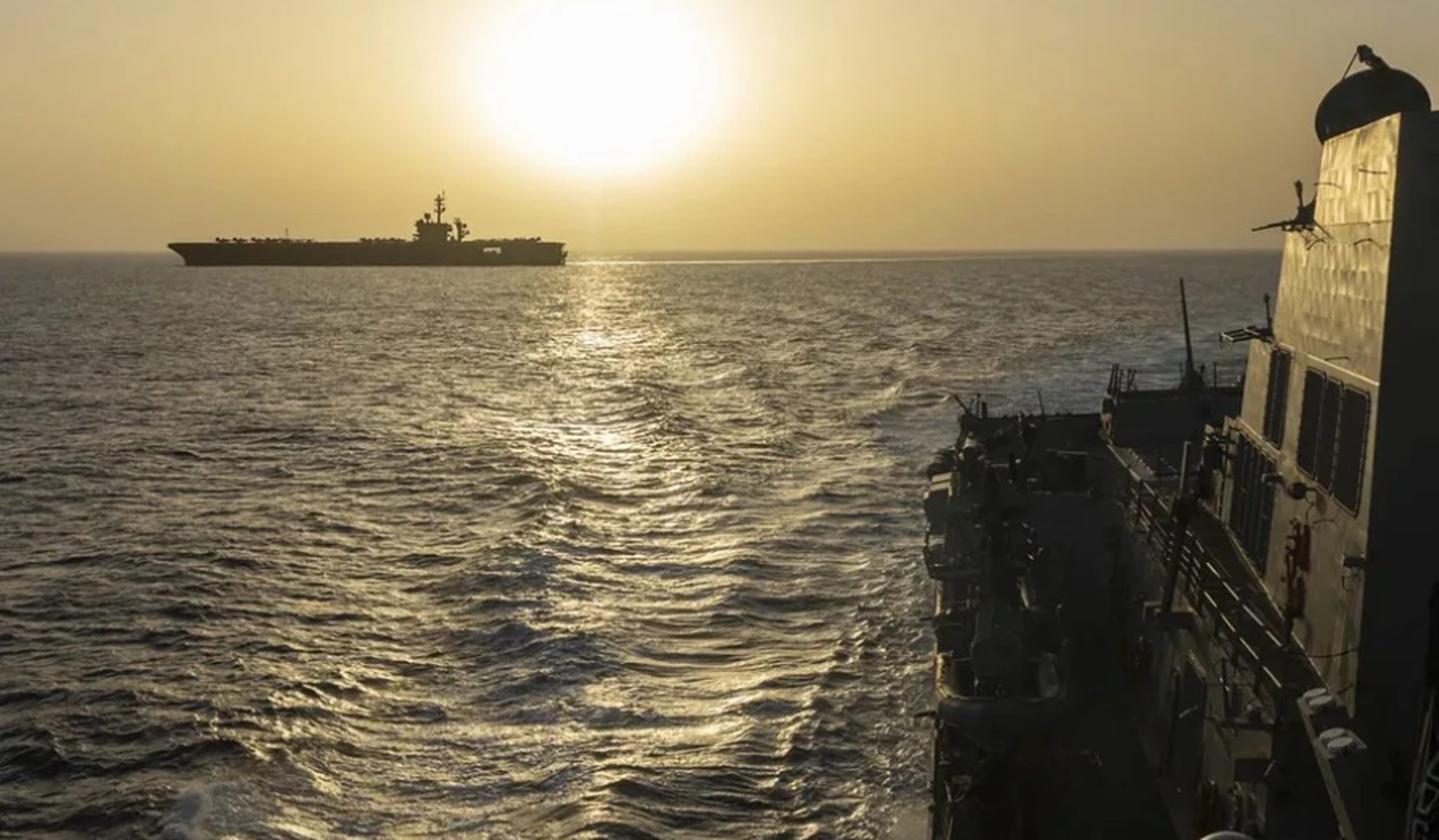 Fotografía tomada de la cuenta oficial en X del Comando Central de Estados Unidos que muestra al buque USS Abraham Lincolntransitando por el mar Arábigo.