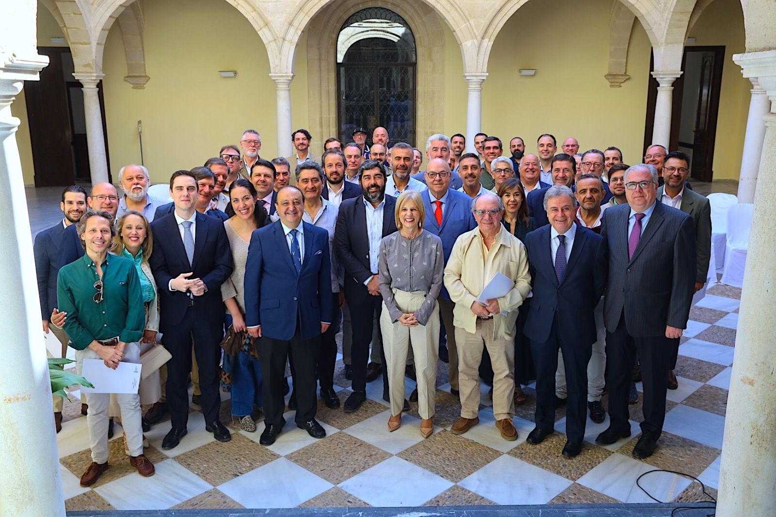 Foto de grupo con todos los asistentes al encuentro en el Ayuntamiento. 