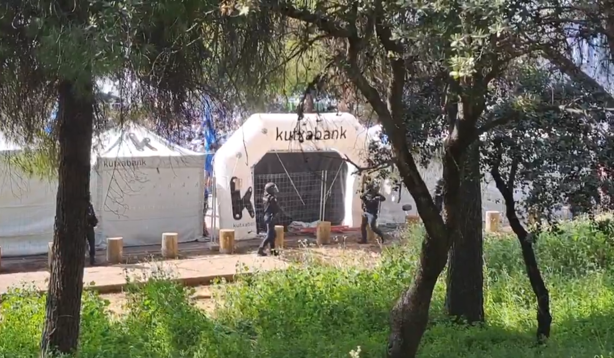 Agentes de la Policía Nacional impiden el acceso indebido de aficionados txuri-urdin