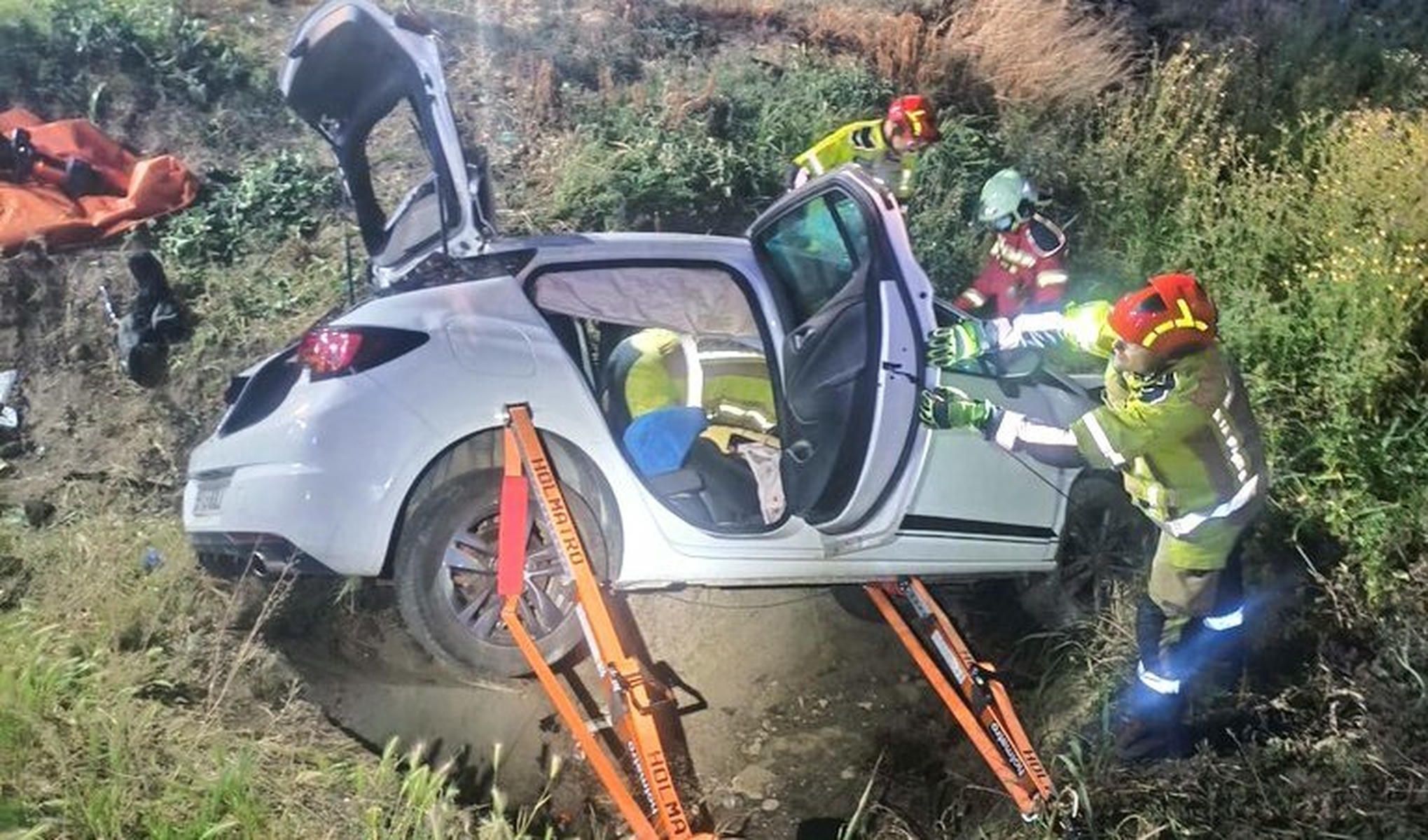 Bomberos de Aljarafe realizaron maniobras de estabilización para liberar a una ocupante atrapada