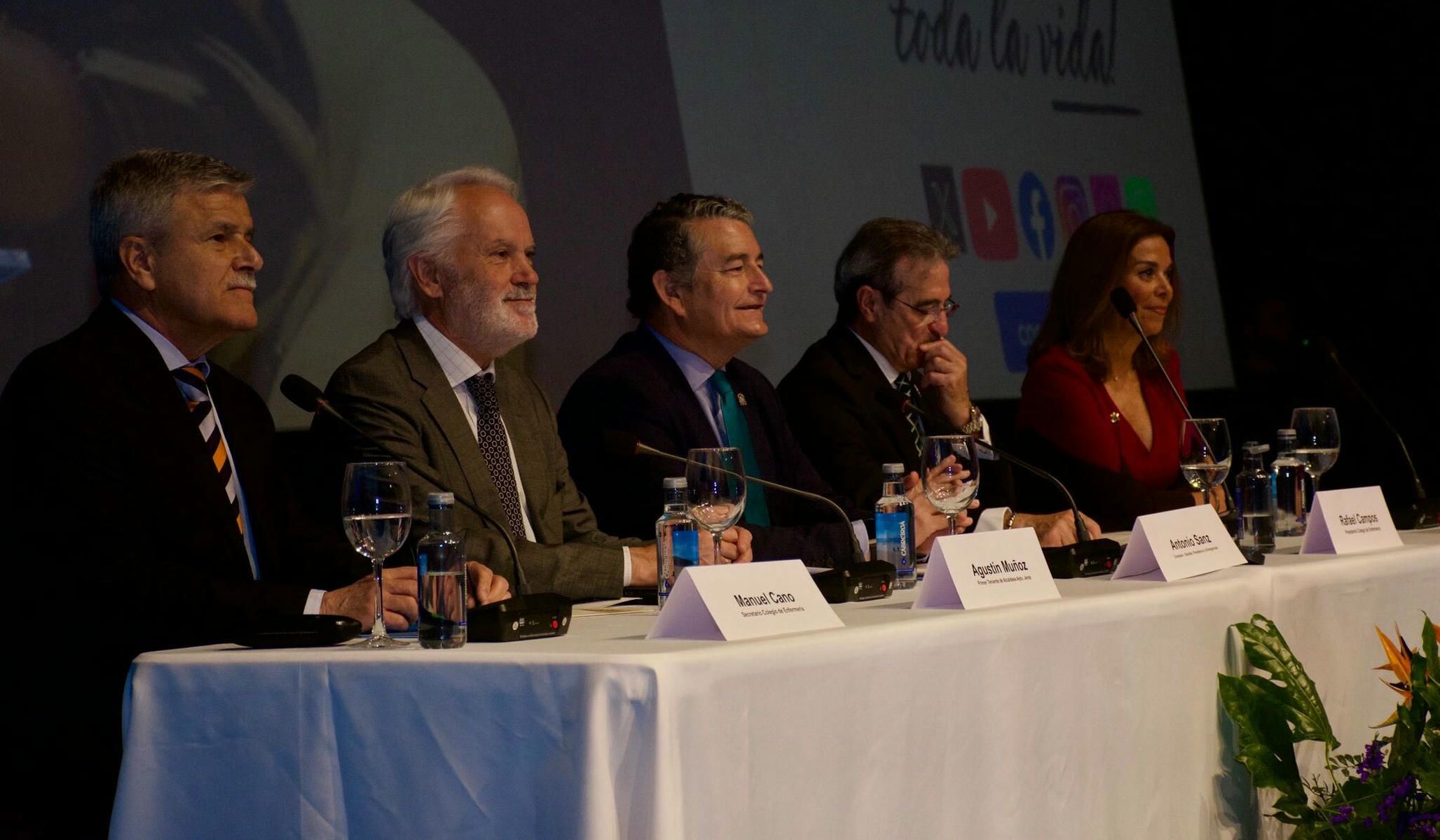 Antonio Sanz reconoce la labor de la enfermería, clave en la atención sanitaria, en un acto en Jerez