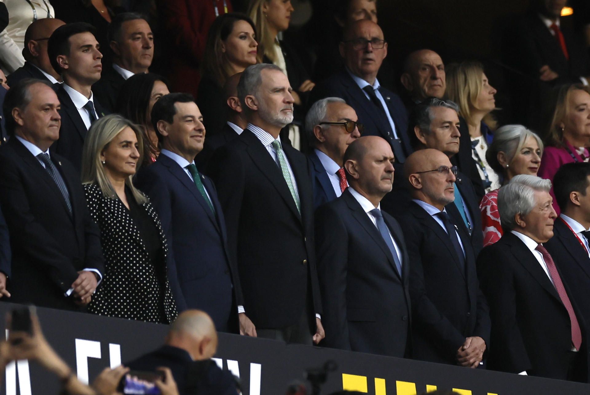 El rey Felipe (c) en el palco antes de comenzar la final de la Copa del Rey que enfrenta a Atlético de Madrid y Real Sociedad este sábado en el estadio de La Cartuja, en Sevilla. JOSÉ MANUEL VIDAL/EFE
