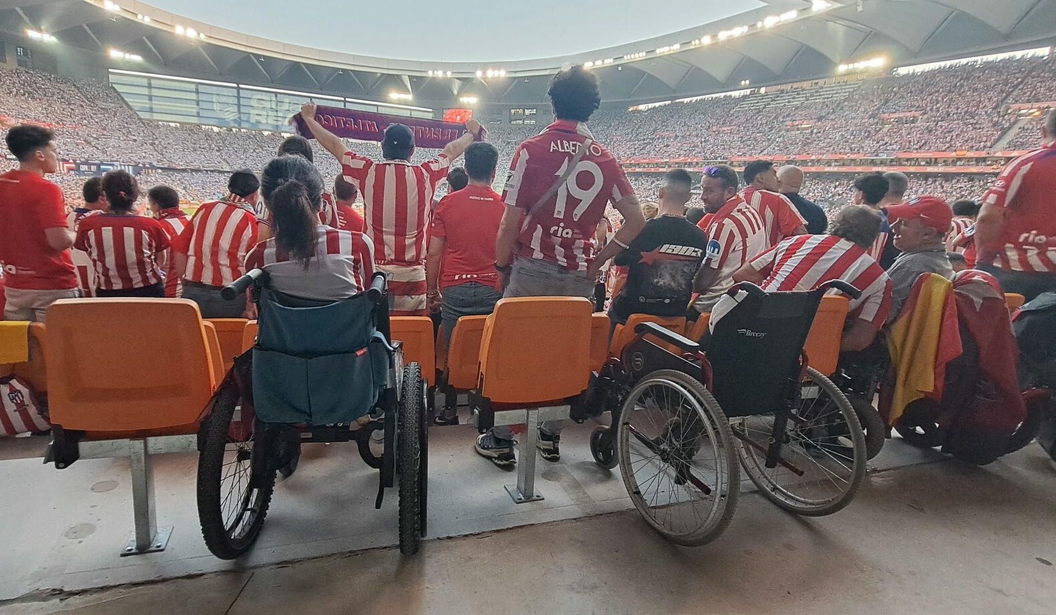 Varios aficionados del Atlético de Madrid muestran sus quejas por la visibilidad reducida en la zona de personas con movilidad reducida durante la final de la Copa del Rey en Sevilla