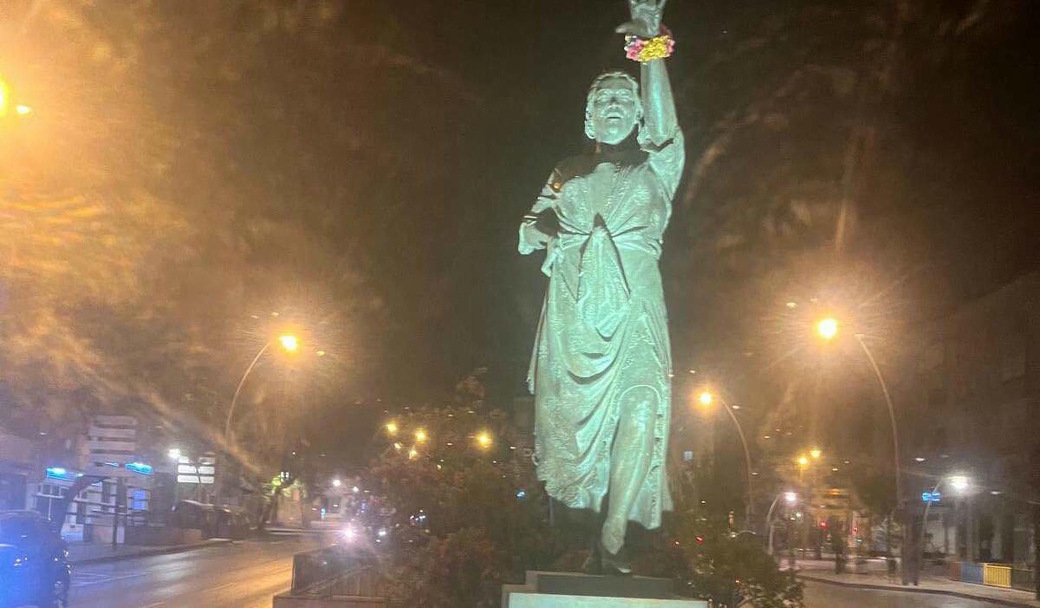 El Ayuntamiento de Jerez ilumina el monumento de Manuela Méndez 'La Chati' en plena Plaza Madre de Dios