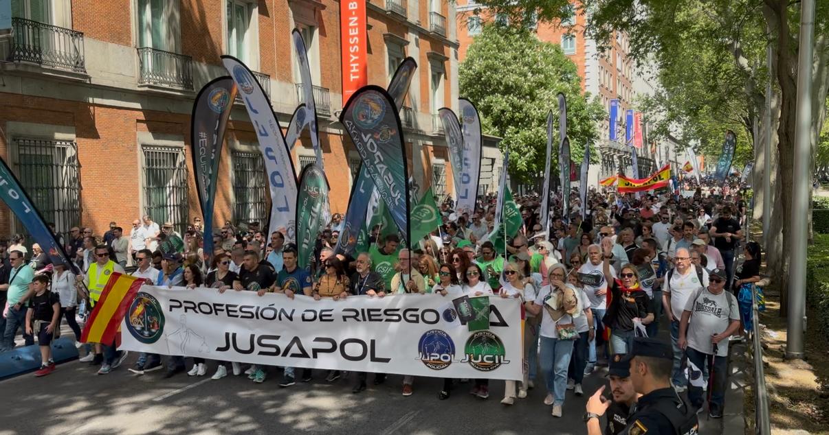 Policías y guardias civiles en la manifestación.