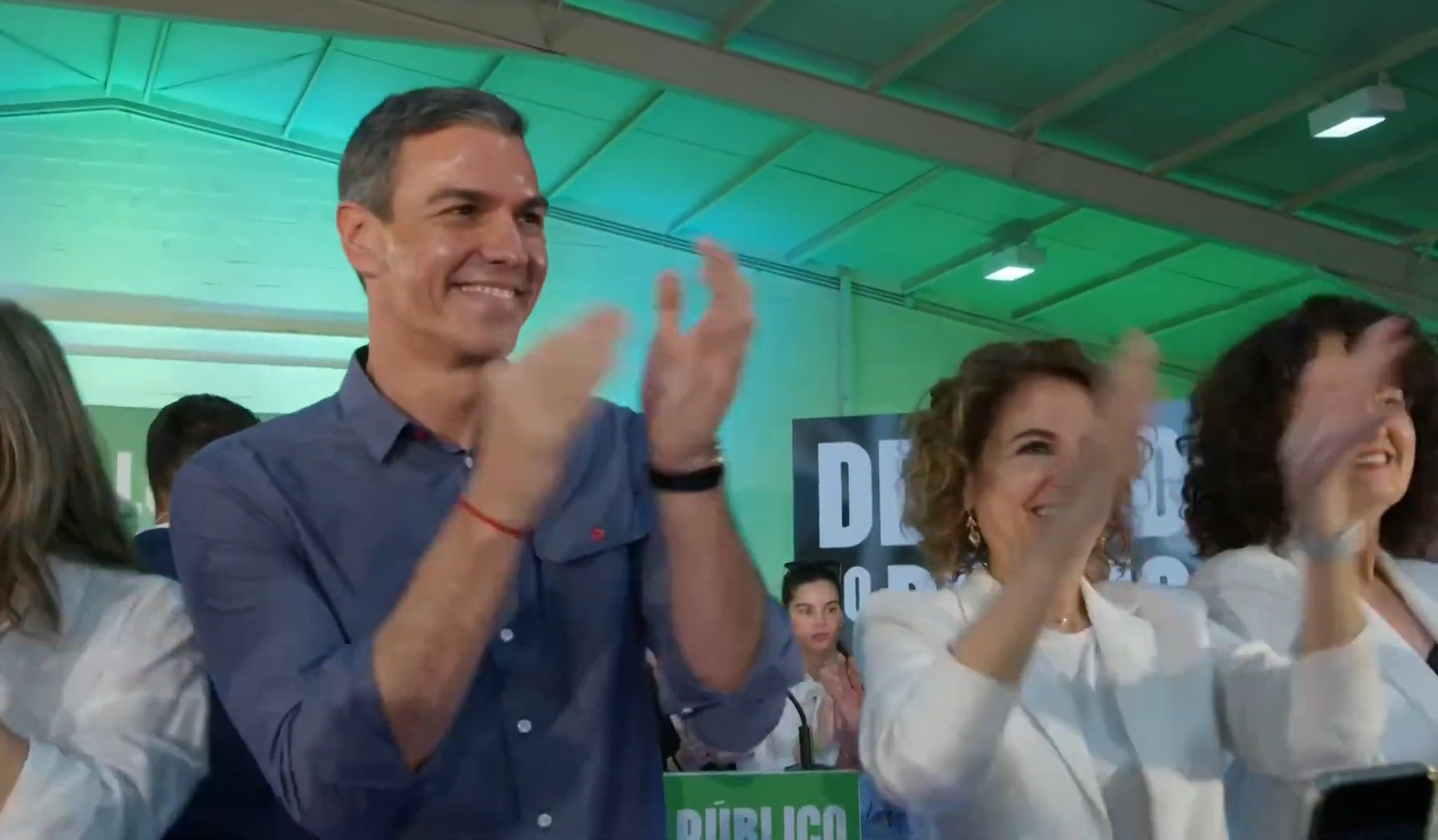 Pedro Sánchez junto María Jesús Montero al final del acto precampaña andaluza en Gibraleón
