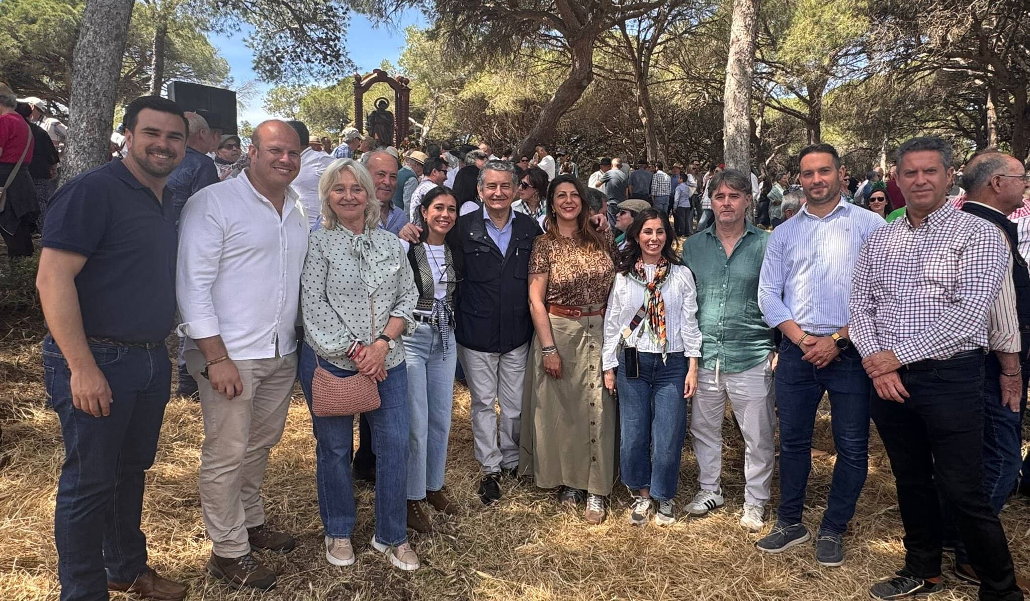 Antonio Sanz, Mercedes Colombo y diversos miembros del PP presentes en la Romería de San Isidro en Rota