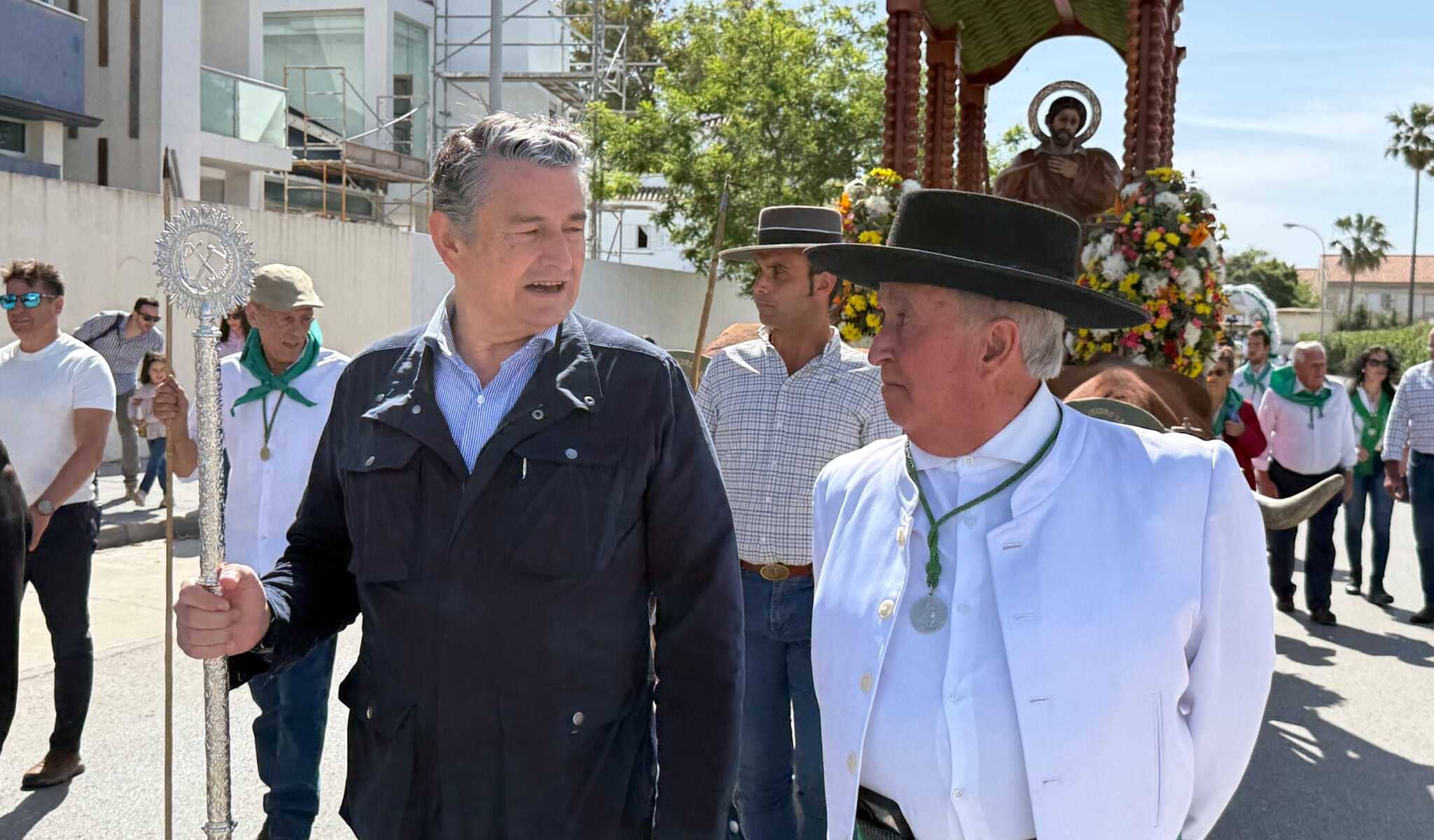 Antonio Sanz, portando una vara durante la Romería de San Isidro, protagonista este domingo en Rota
