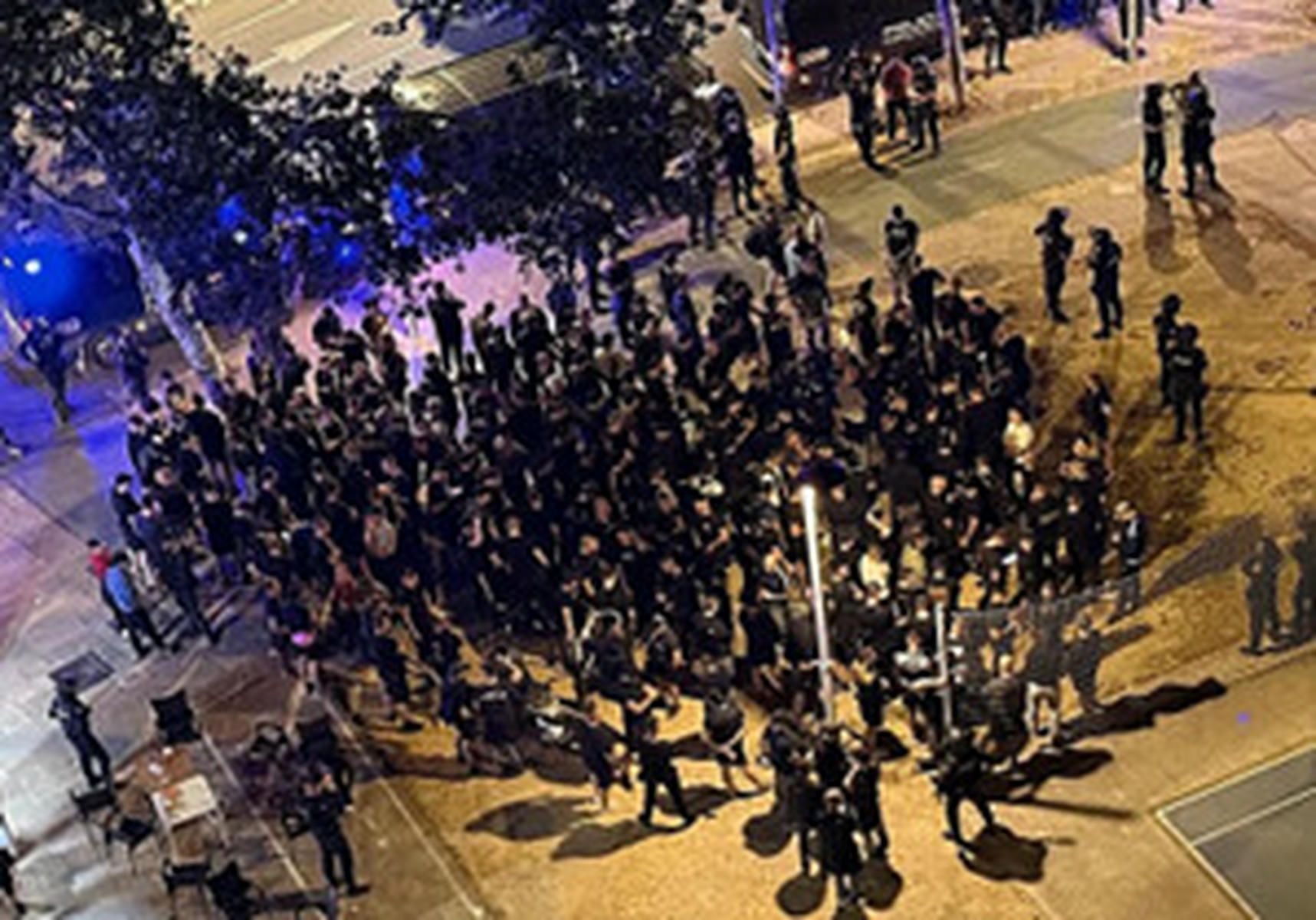 Imagen de una aglomeración en Sevilla.