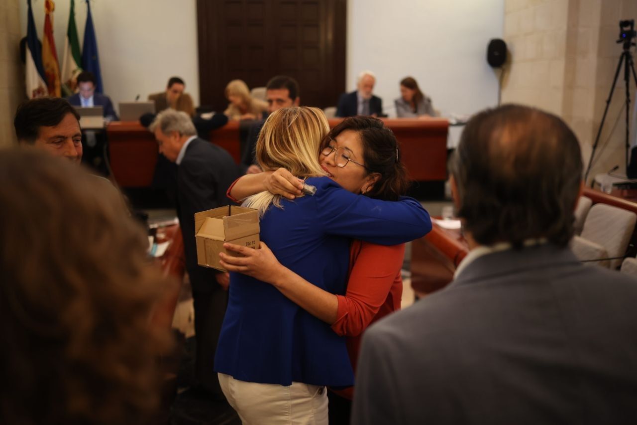 Ana Hérica Ramos se abraza a Yessika Quintero, tras el punto del pleno de abril en el que ha renunciado al acta de concejala.