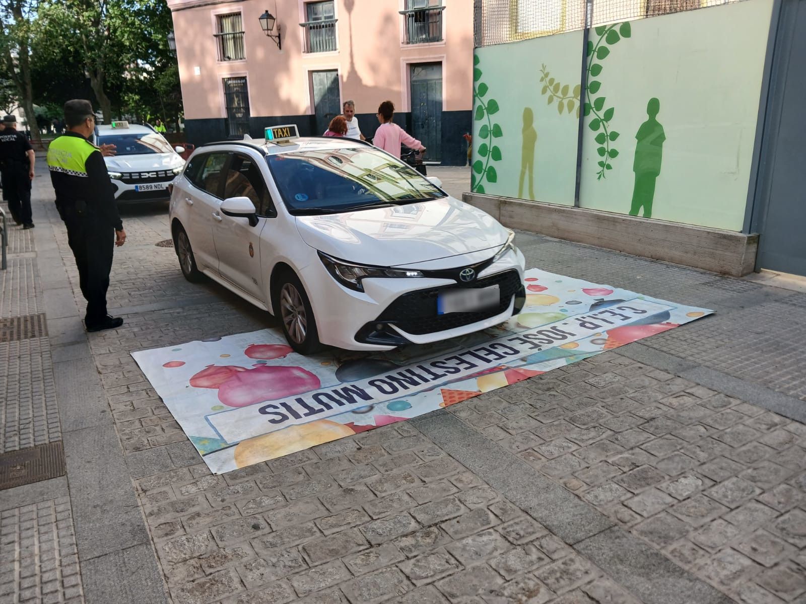 Un taxi circula por la calle San Germán de Cádiz, por donde la Ampa del Celestino Mutis pide que no haya tráfico.