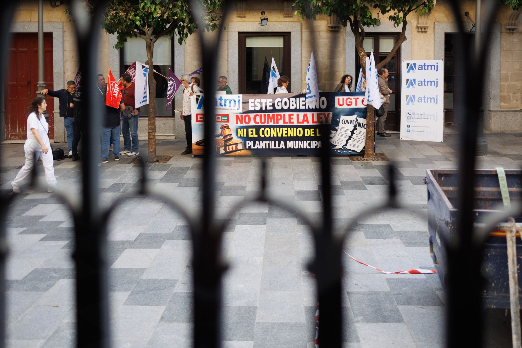Sindicatos, protestando en la puerta del Ayuntamiento de Jerez para exigir que se cumplan acuerdos firmados con la plantilla.