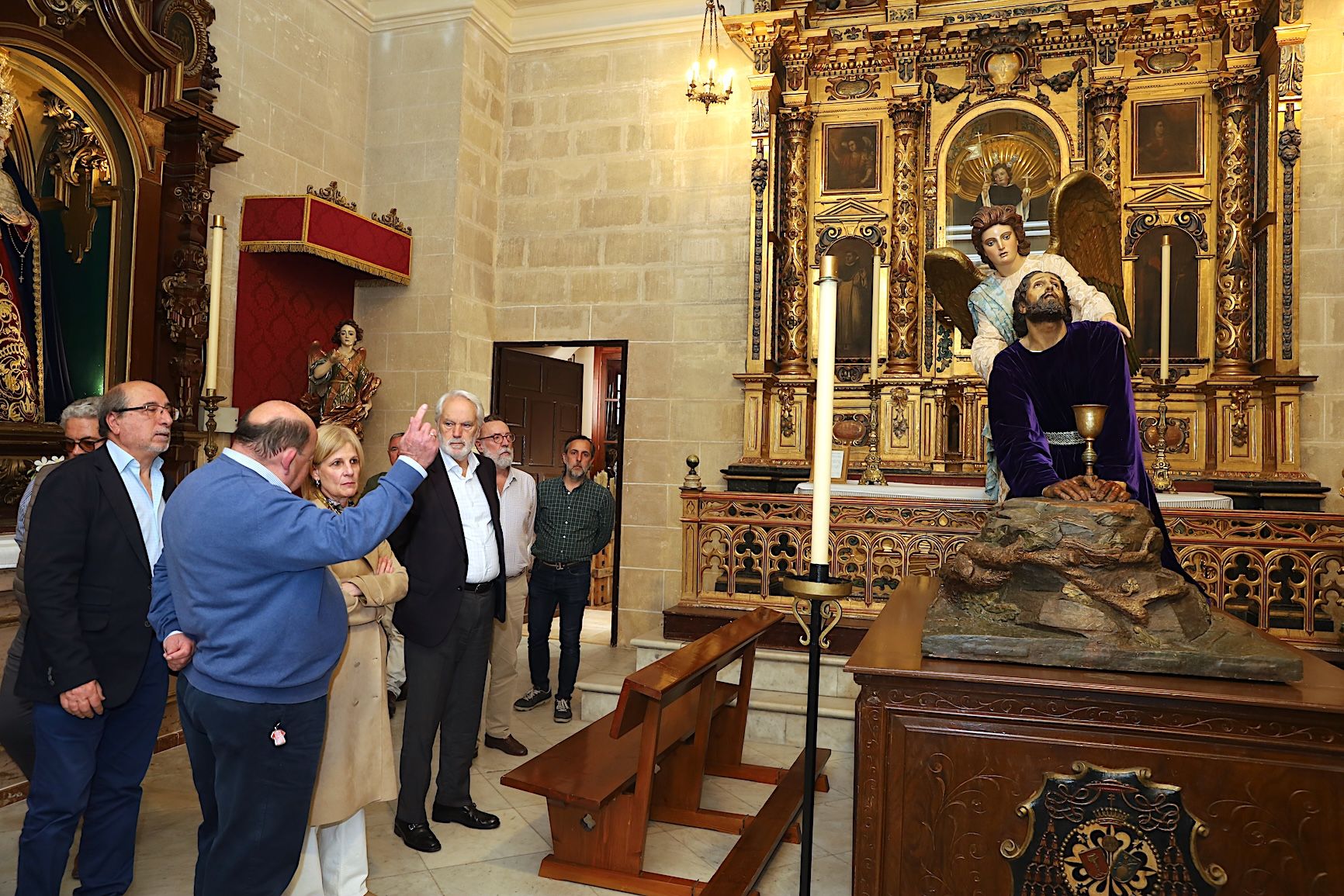 La alcaldesa y el hermano mayor en la visita a la capilla de la Hermandad. 