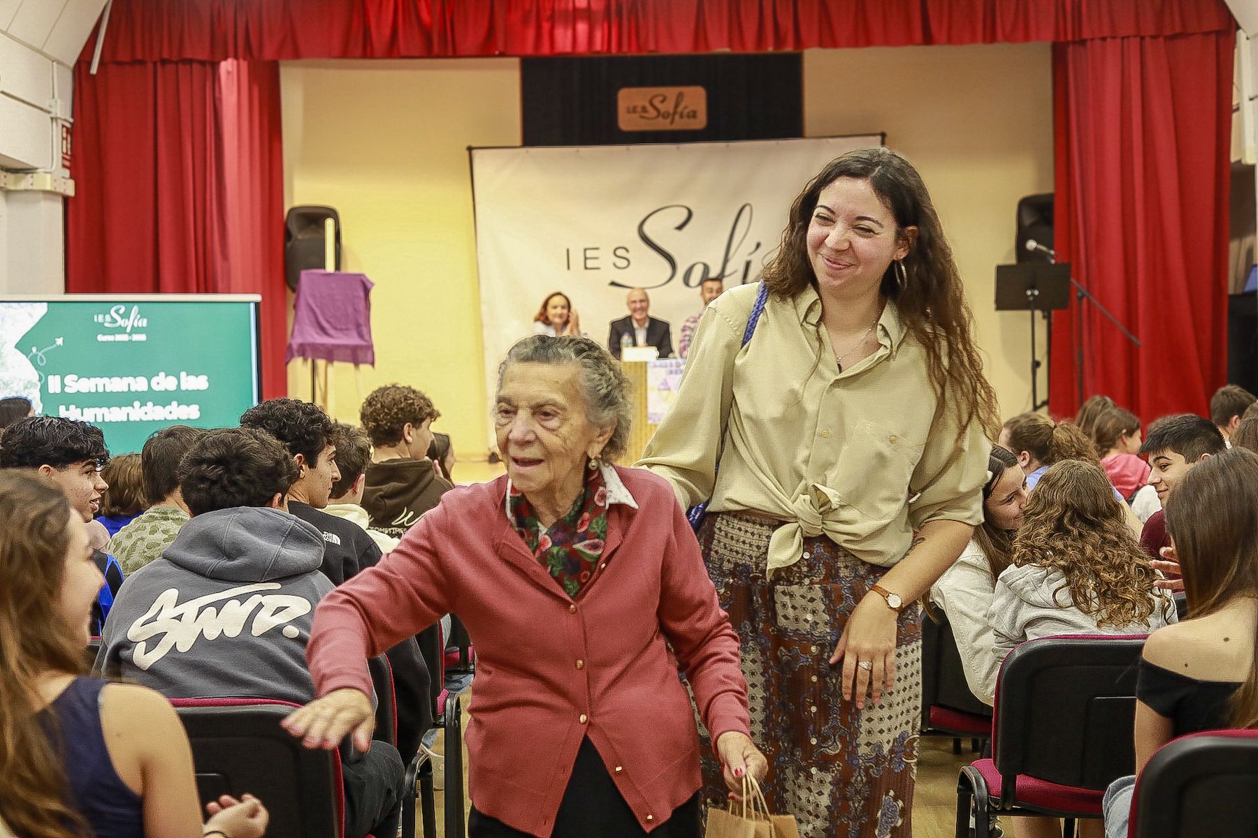 Rosa Moneo junto a Claudia GR Moneo, madrina de la II Semana de las Humanidades del IES Sofía de Jerez.