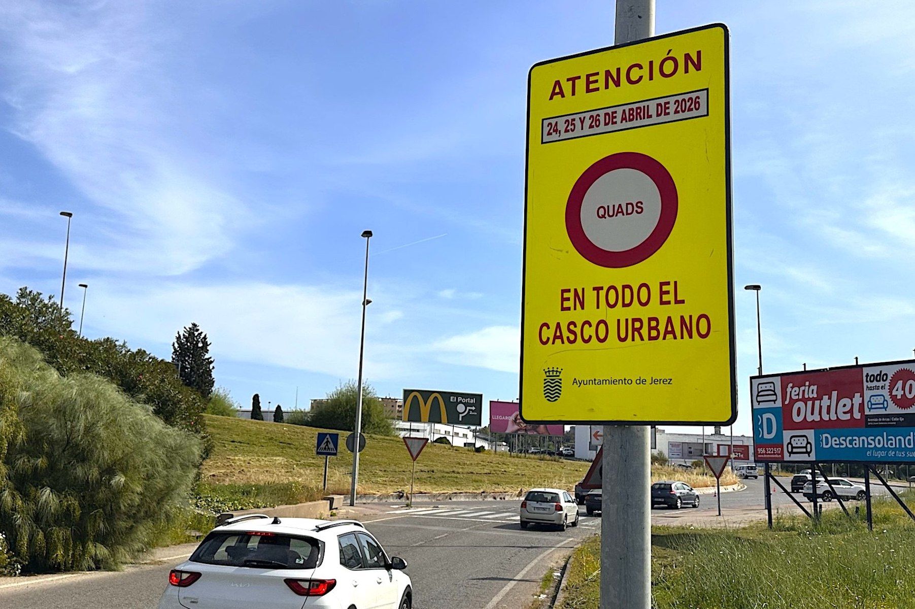 Señal de prohibición de circulación de quads por Jerez durante el MotoGP.