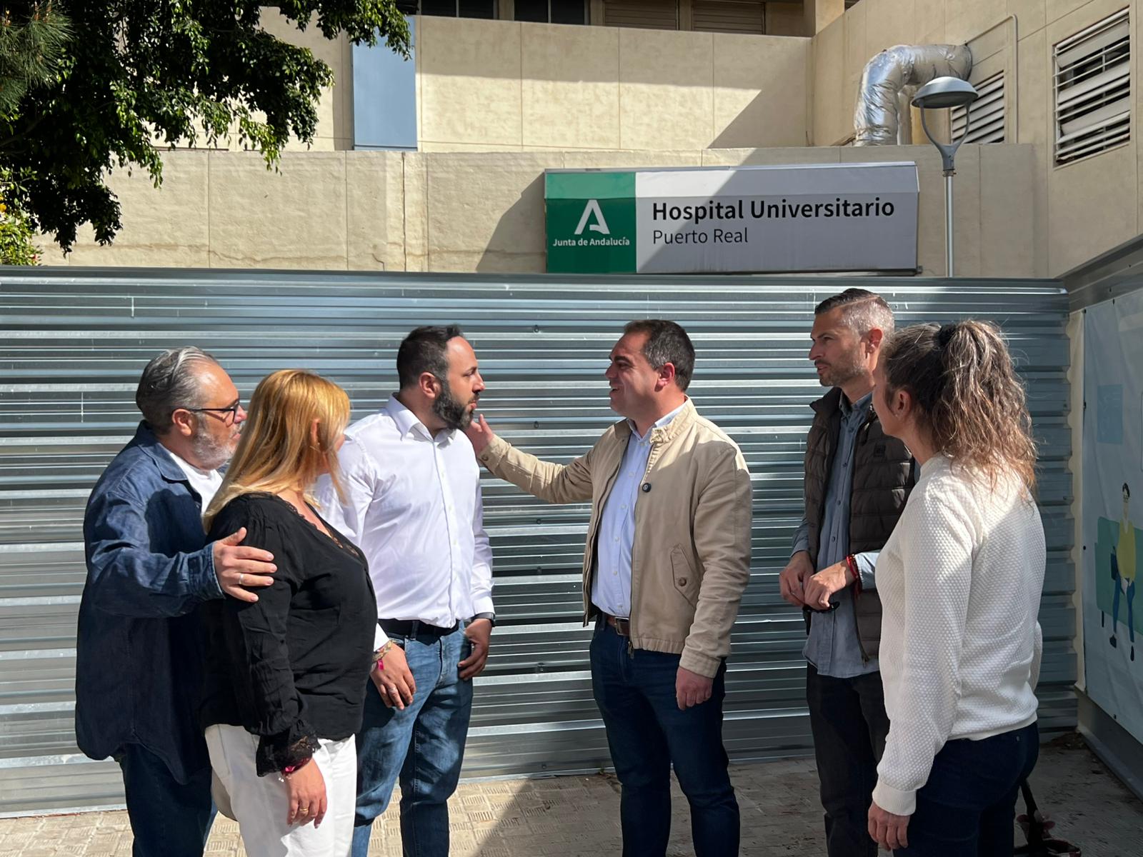 Juan Cornejo, en la visita al Hospital de Puerto Real, este lunes.