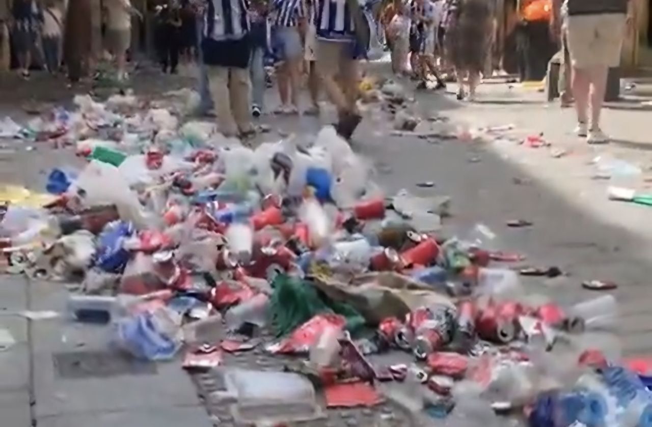 Basura en el centro de Sevilla en la previa del partido.