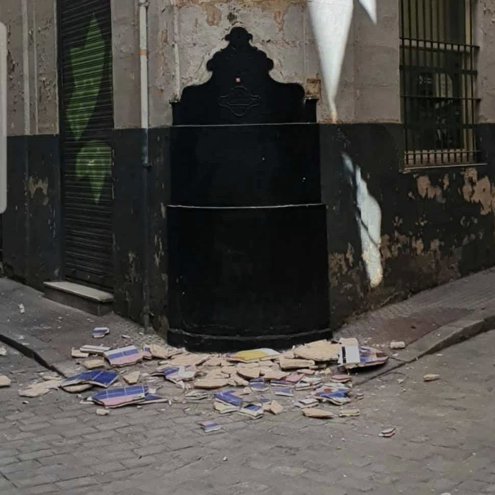 Los restos del azulejo en la calle.