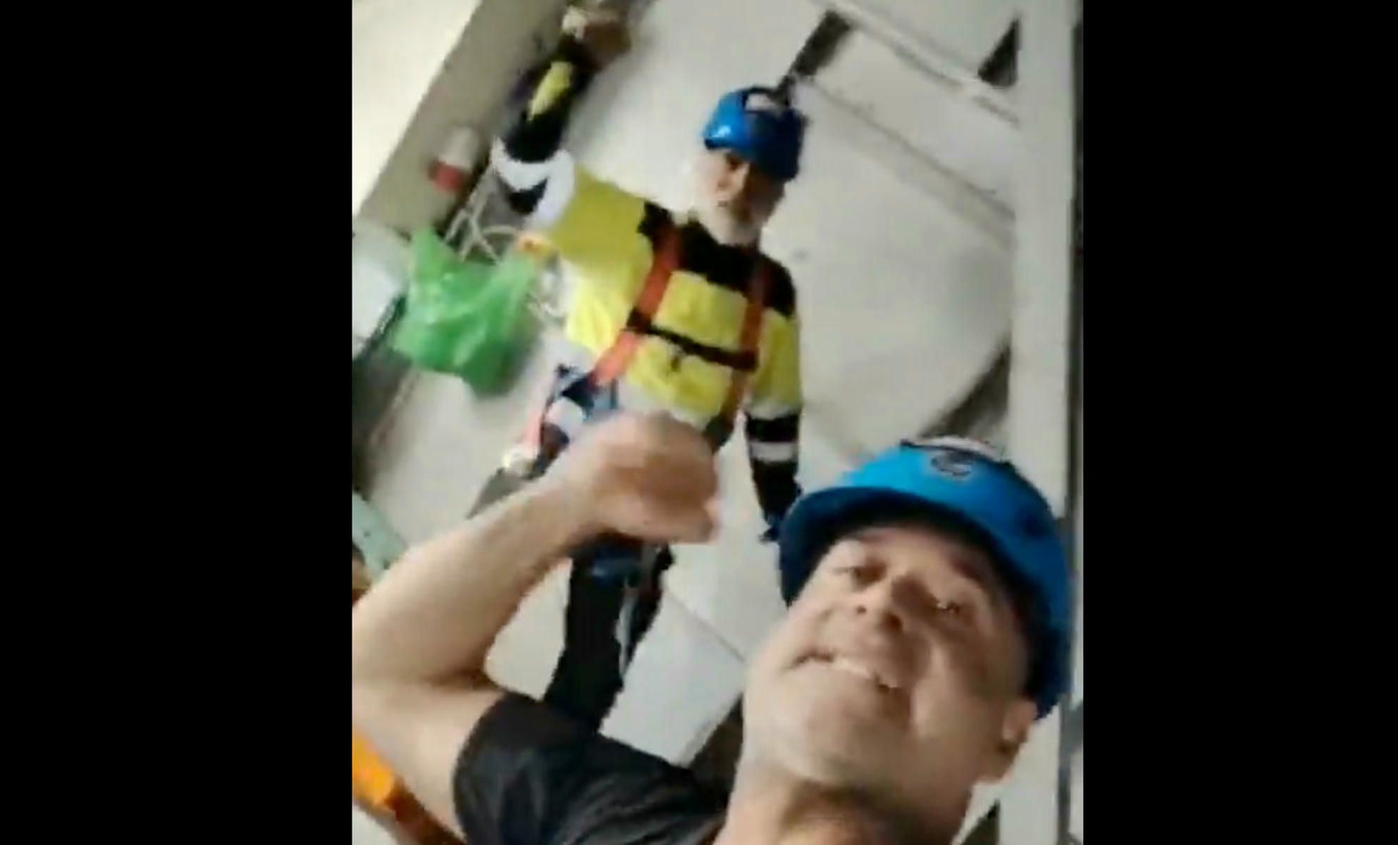 Jesús Galván y Manuel Balber, dentro de la grúa de Navantia