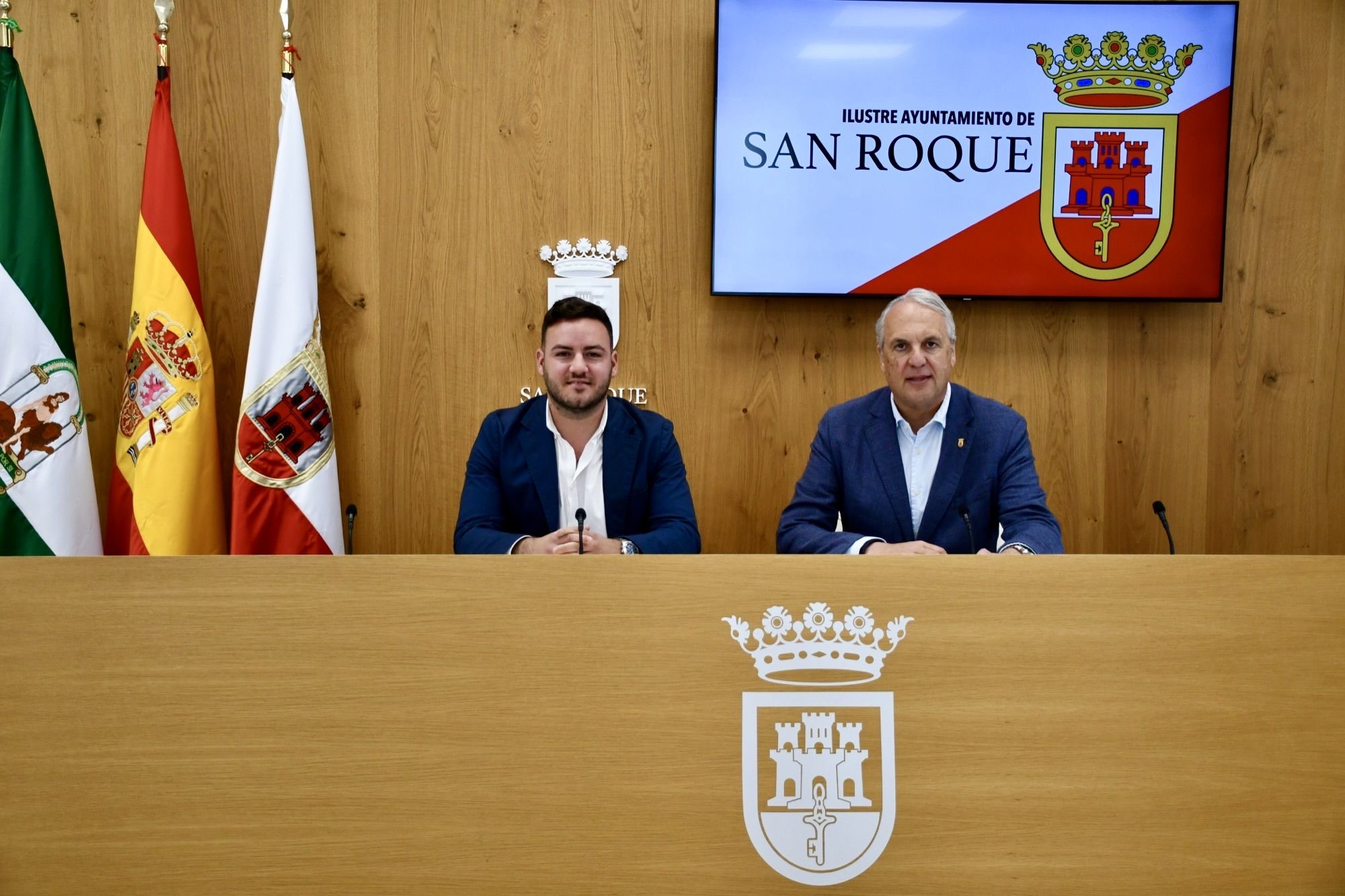 El alcalde de San Roque, Juan Carlos Ruiz Boix, junto al teniente de alcalde de Hacienda, Fernando Vega, en rueda de prensa.